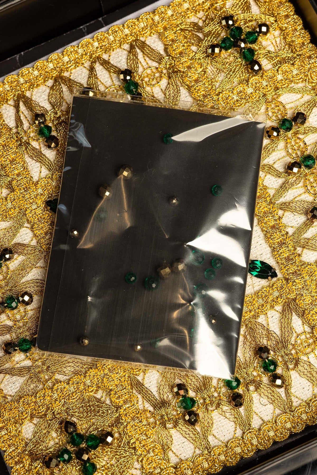 Conjunto de alfaias litúrgicas, detalhe das pedras verdes e pretas sobre o bordado dourado