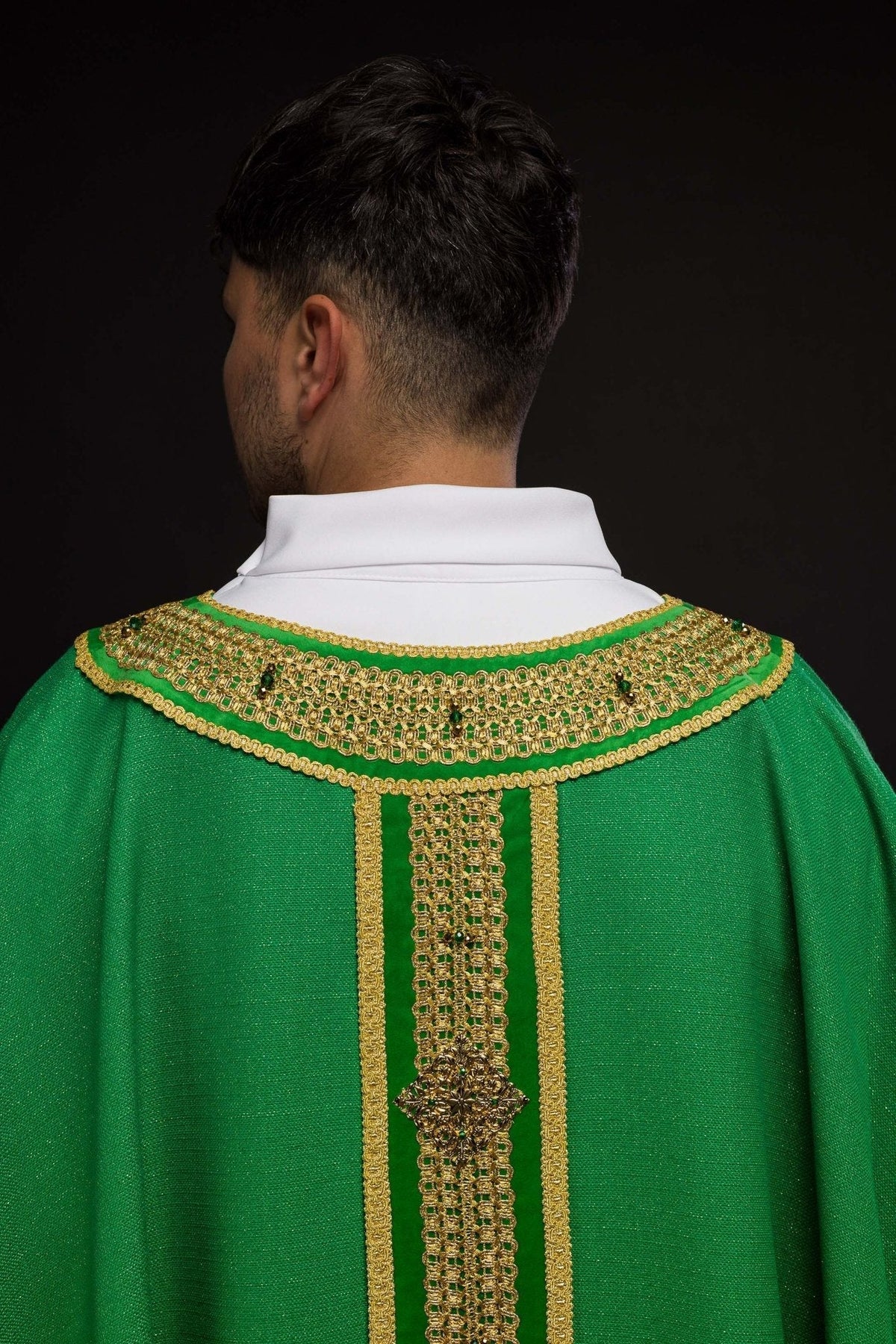 Casula verde Handmade com pedras naturais vista posterior, com galão dourado e faixa central