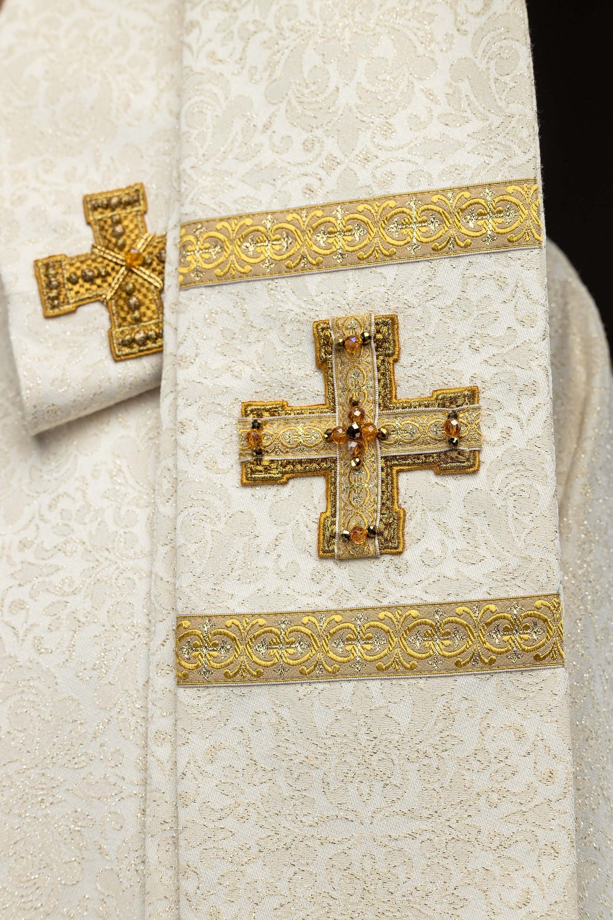 Casula marfim com cruzes, galões dourados e franjas douradas