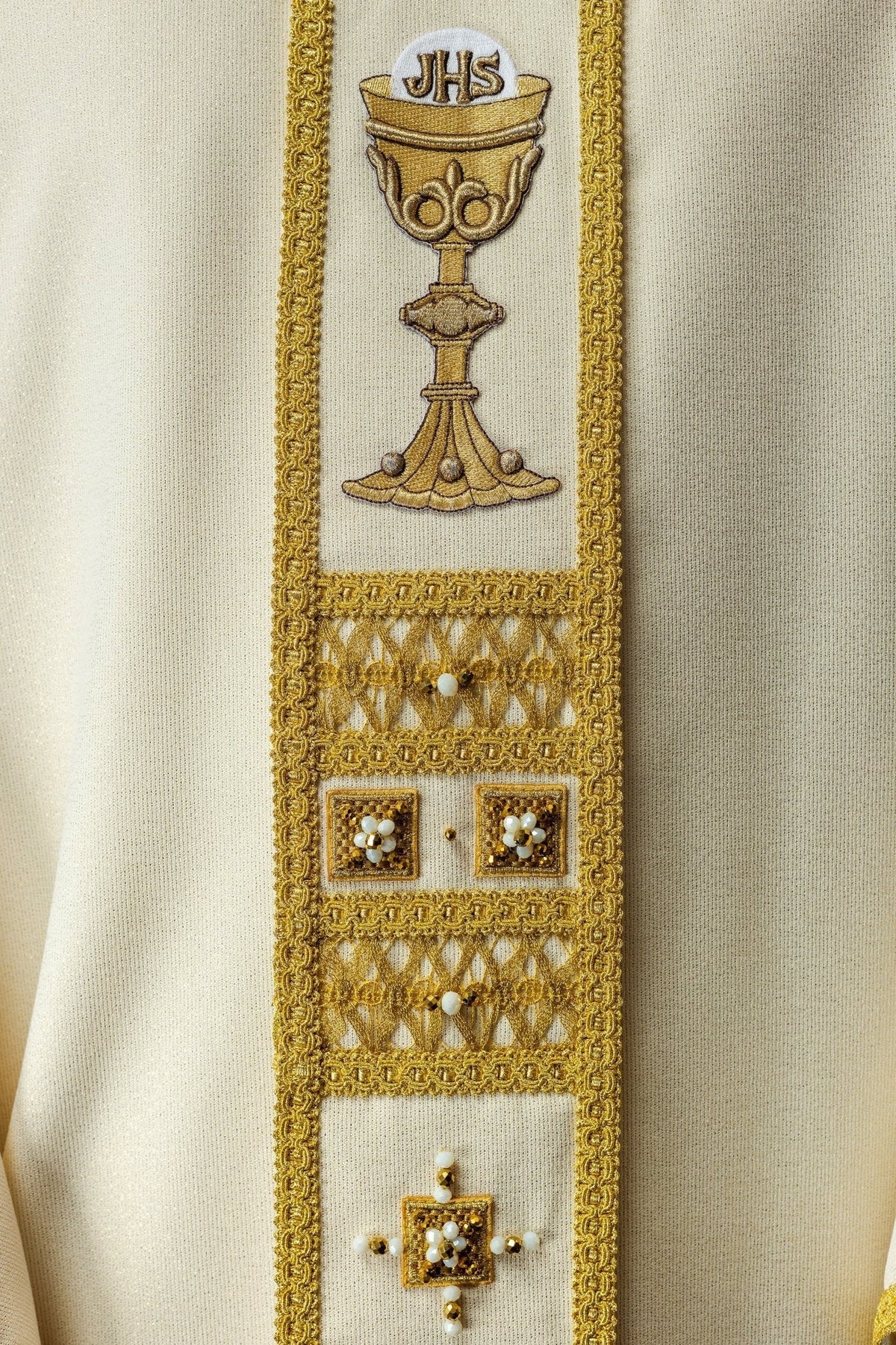 Casula com pedras naturais, close-up do bordado dourado de cálice com JHS