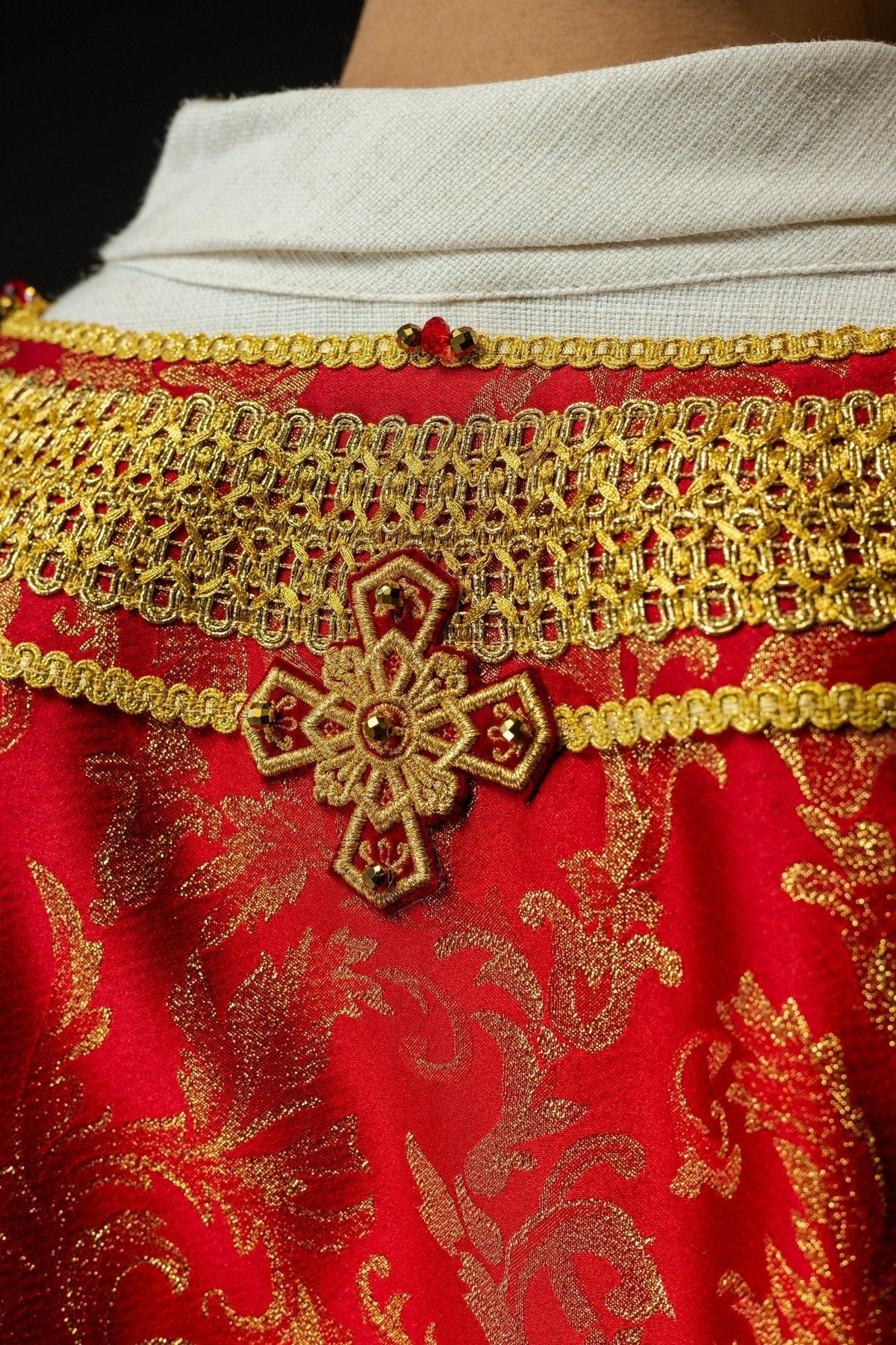 Casula vermelha Handmade 7010 em close da gola traseira, com cruz dourada e pedras