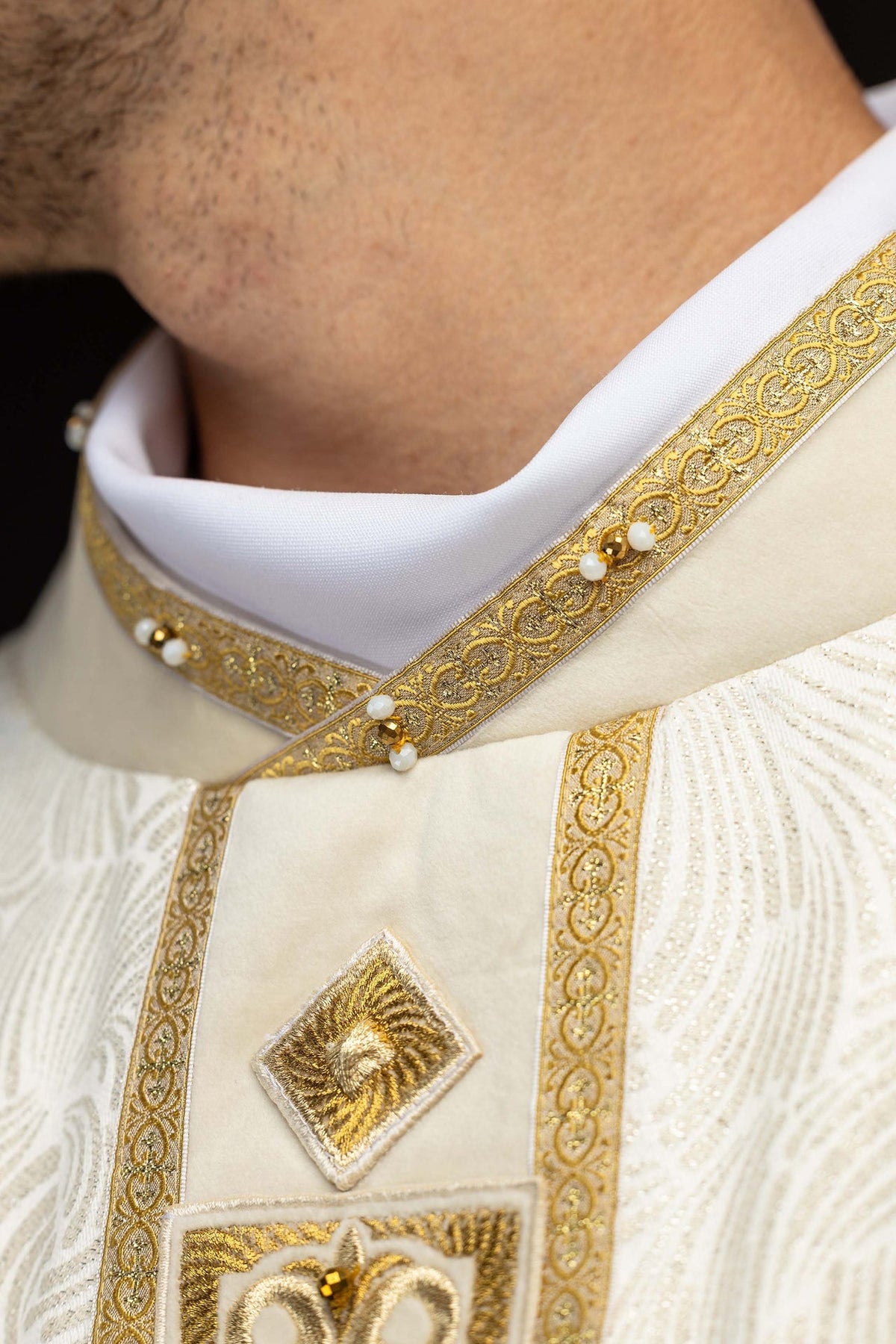 Casula com gola decorada por galão dourado e pedras naturais