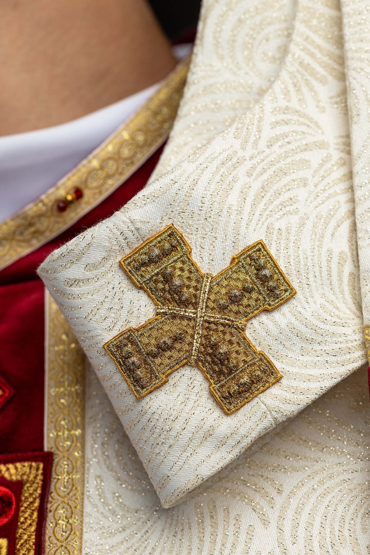 Casula artesanal com pedras naturais marfim ecru com cruz dourada bordada e tecido jacquard