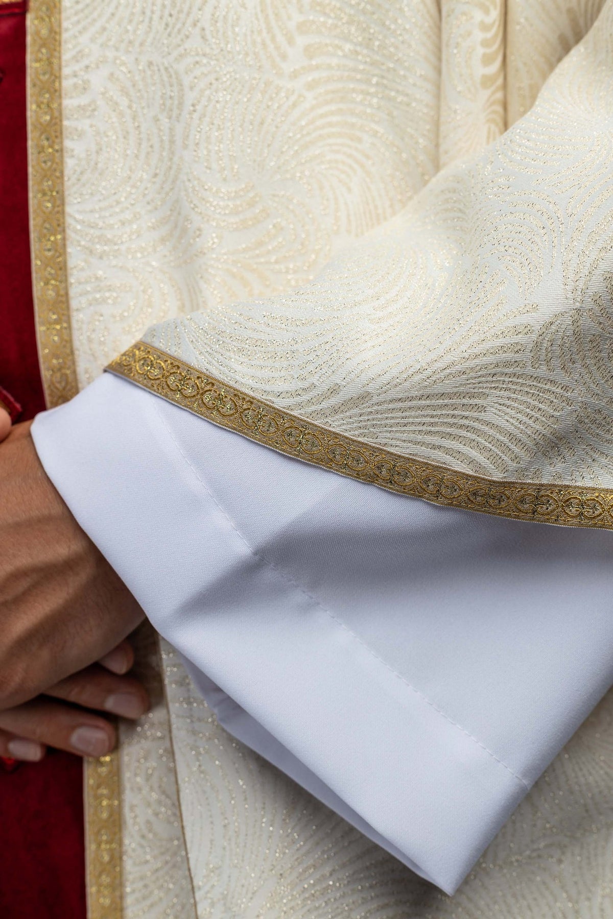 Casula com detalhe do tecido jacquard branco e galão dourado na barra