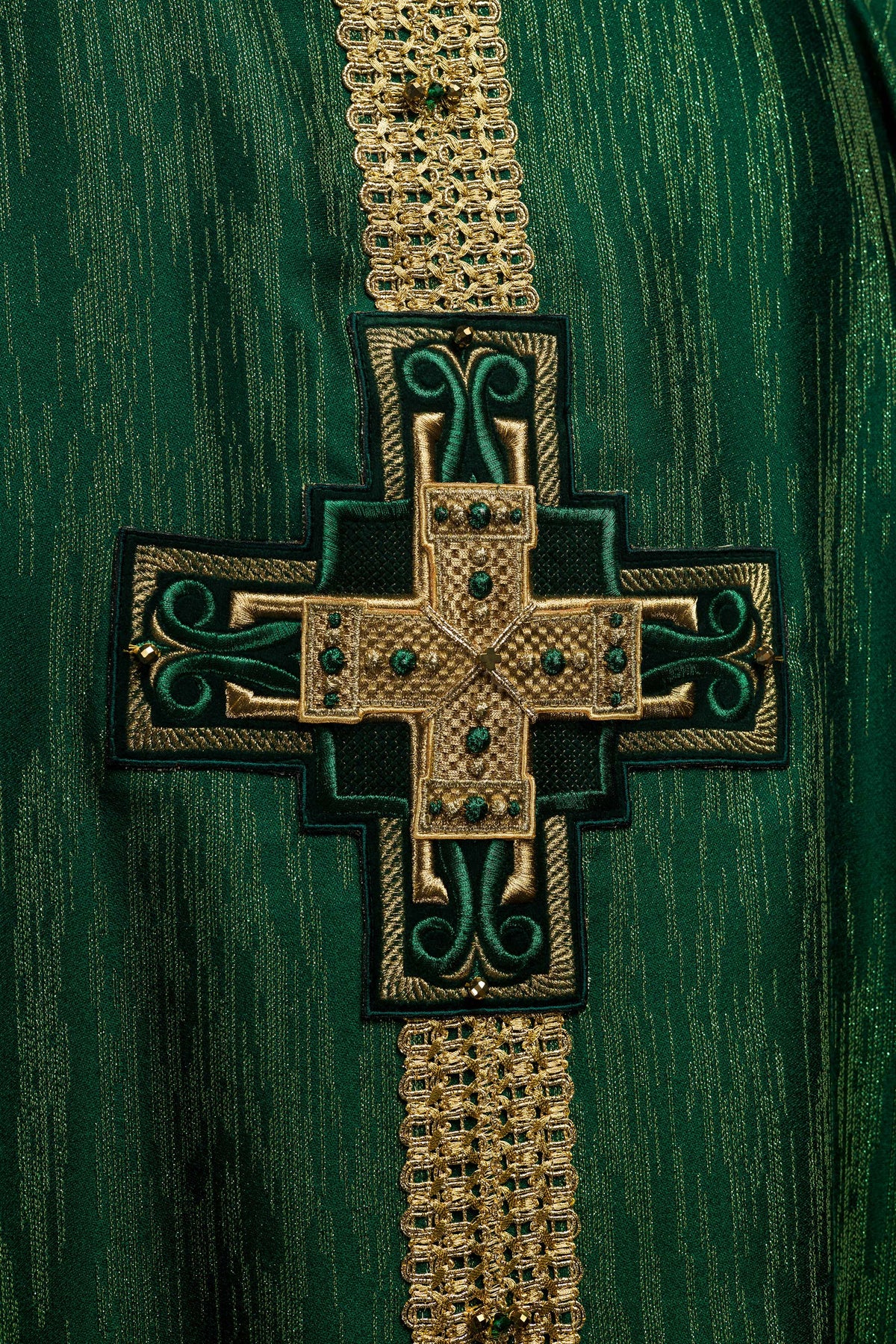 Casula verde Handmade 7015, close da cruz frontal bordada com pedras verdes e detalhes dourados
