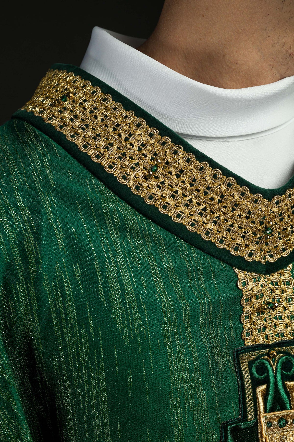 Casula verde Handmade 7015, close do decote com galão dourado e pedras verdes