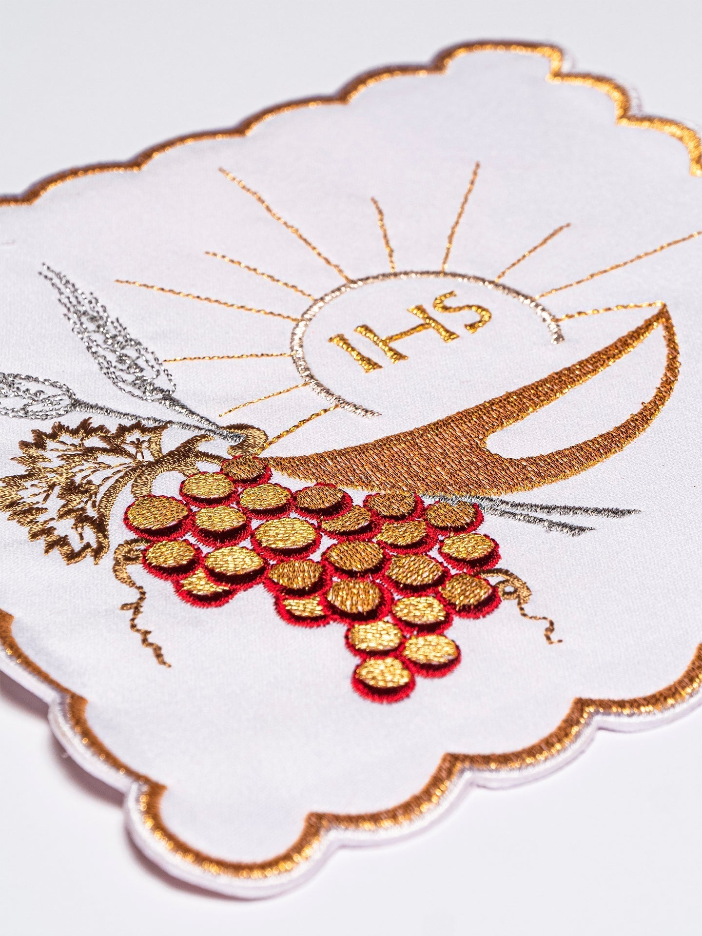 Conjunto de alfaias litúrgicas com bordado de cálice eucarístico - chasubles.com.br