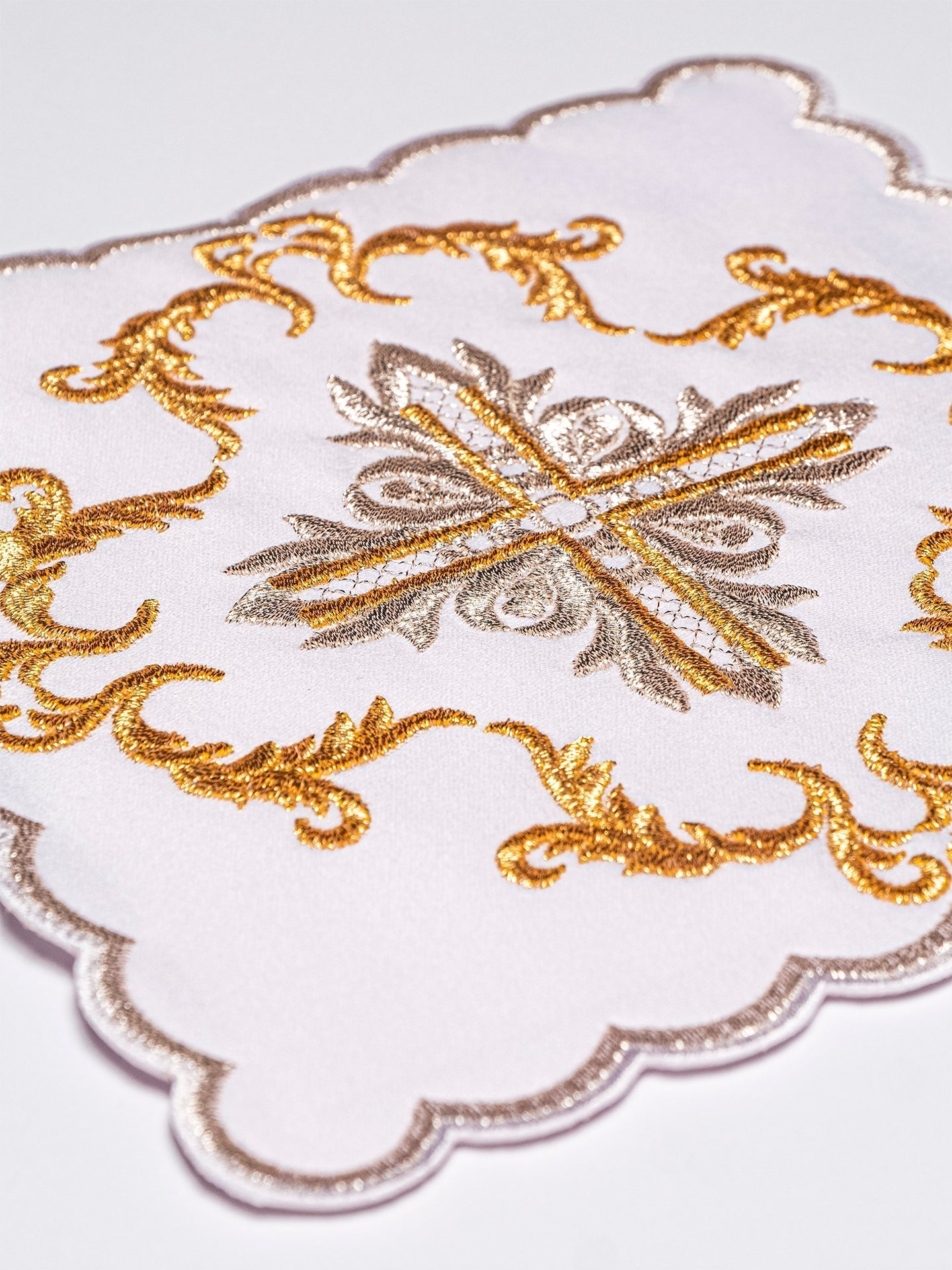 Conjunto de alfaias litúrgicas com bordado dourado