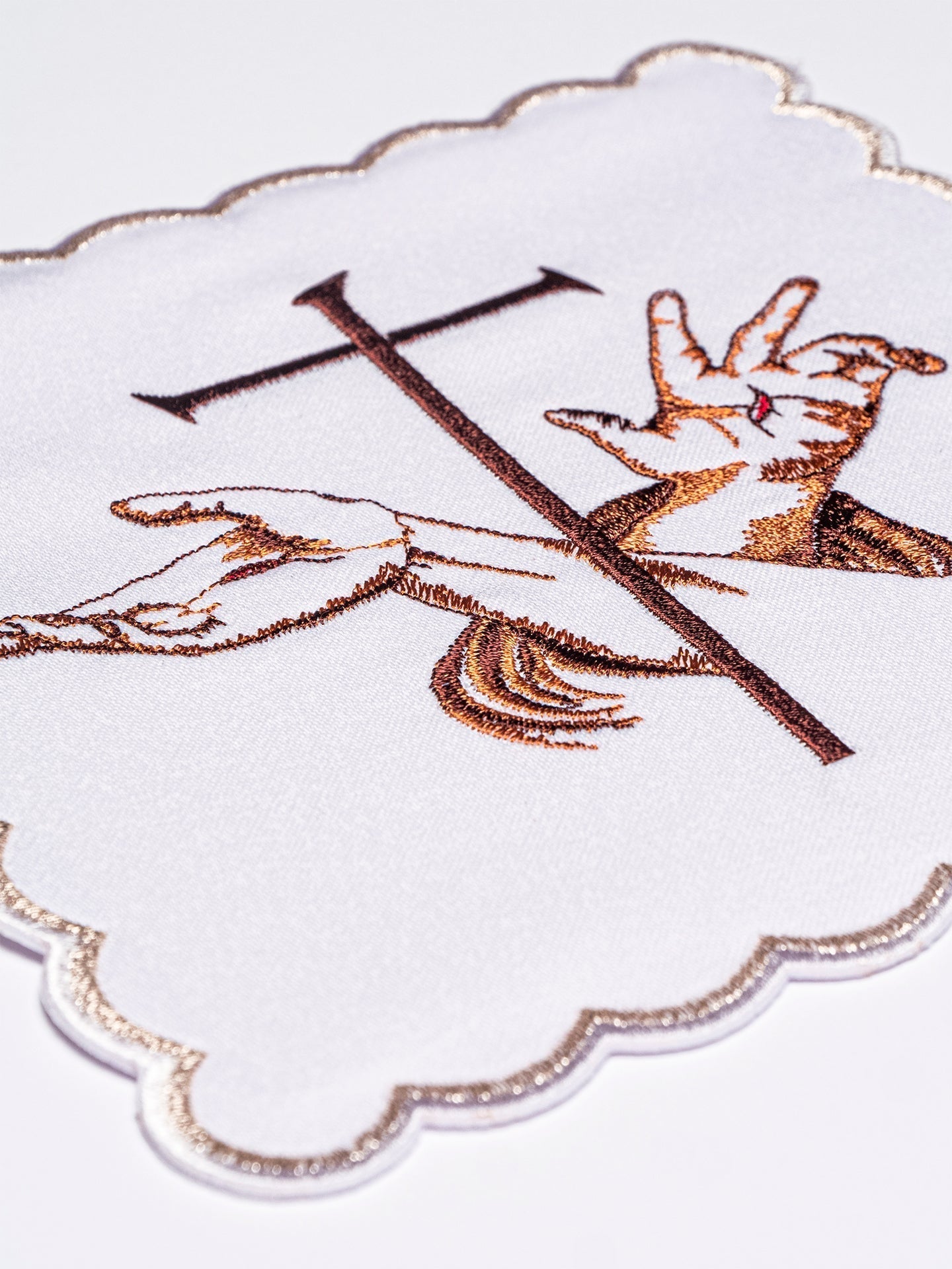 Conjunto de alfaias litúrgicas com símbolo franciscano, bordado de cruz e mãos de Jesus.