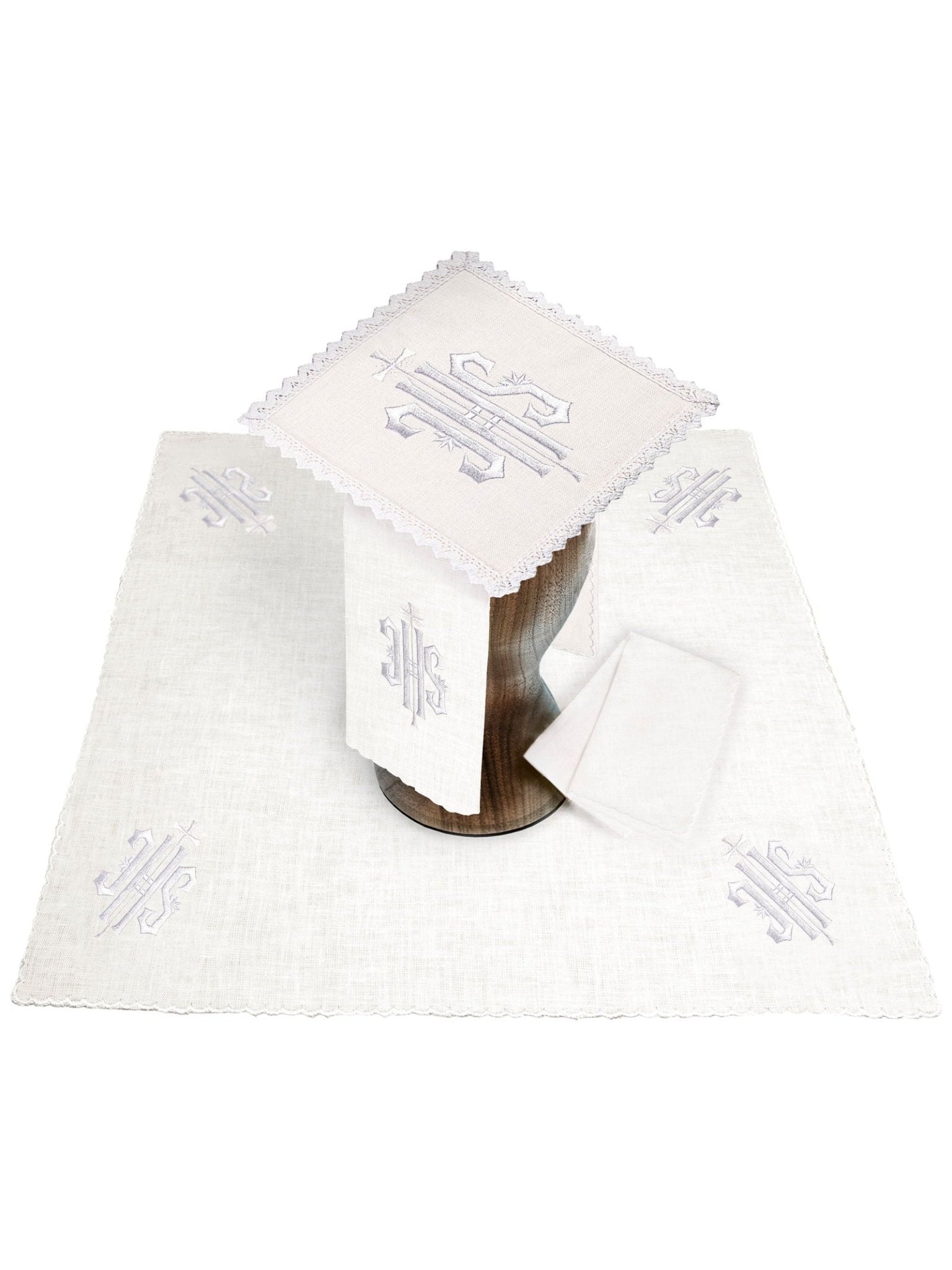 Conjunto de alfaias litúrgicas em linho com bordado IHS branco