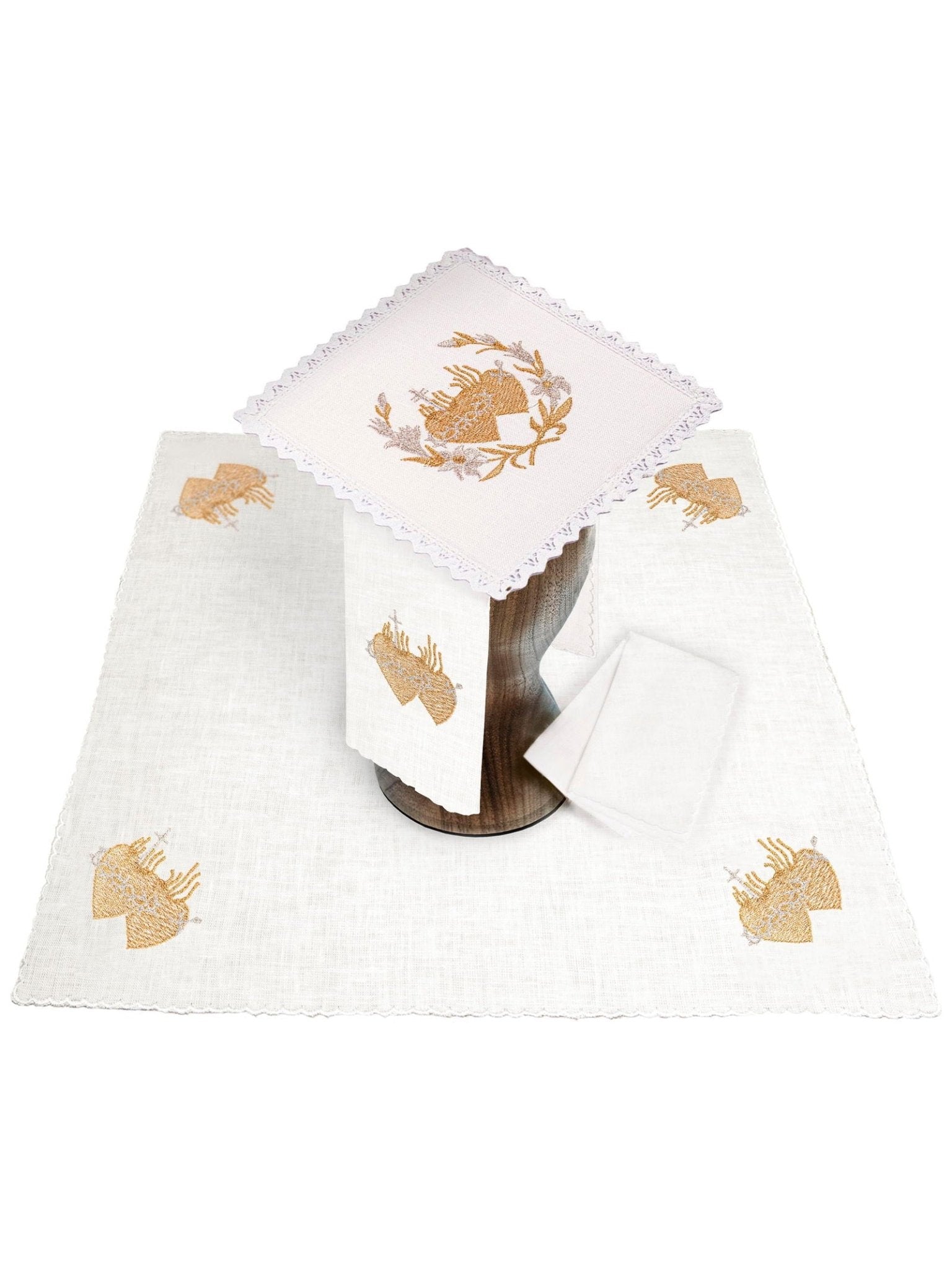 Conjunto de alfaias litúrgicas em linho com bordado dourado