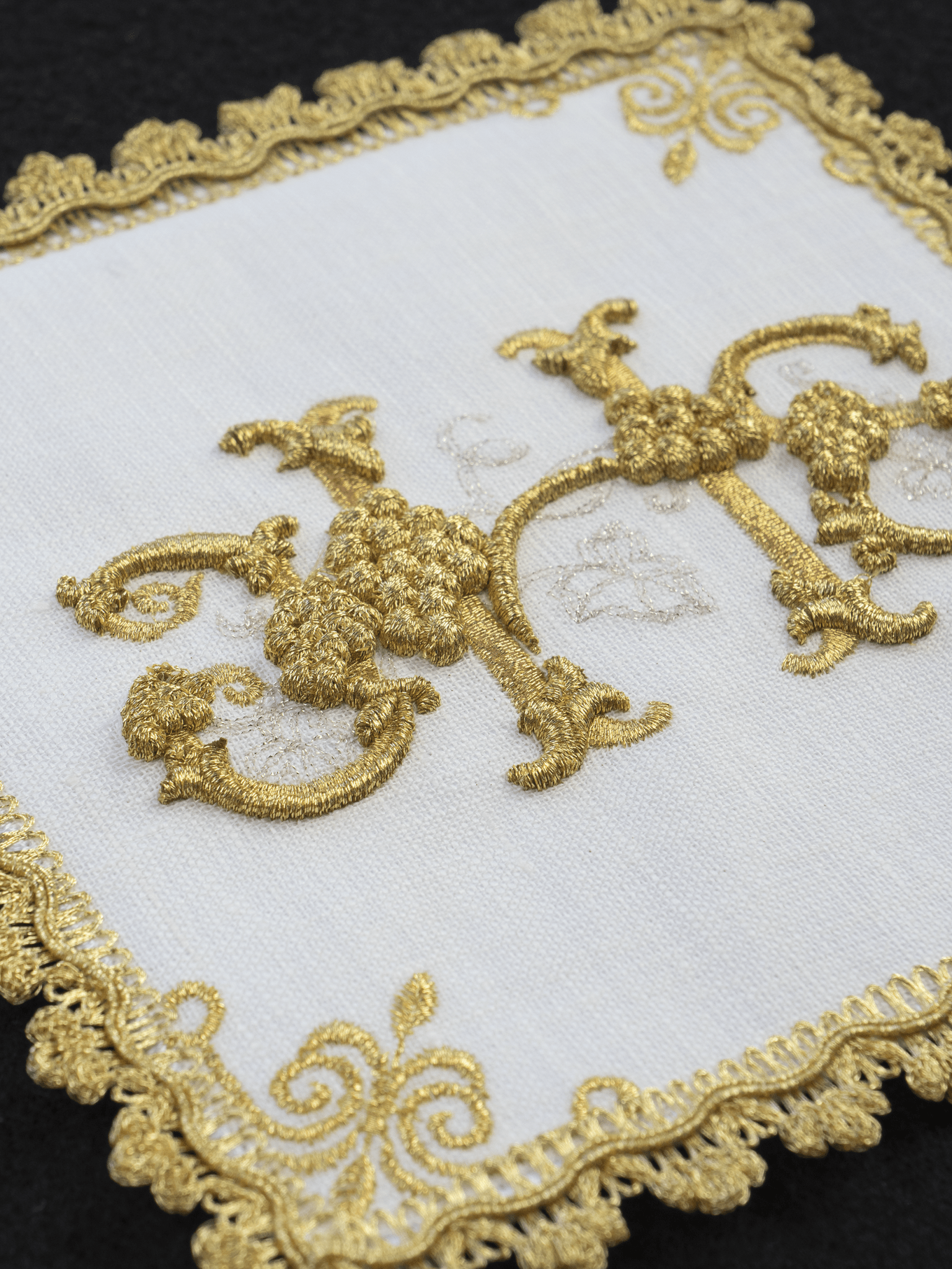 Conjunto de alfaias litúrgicas em linho com bordado dourado IHS