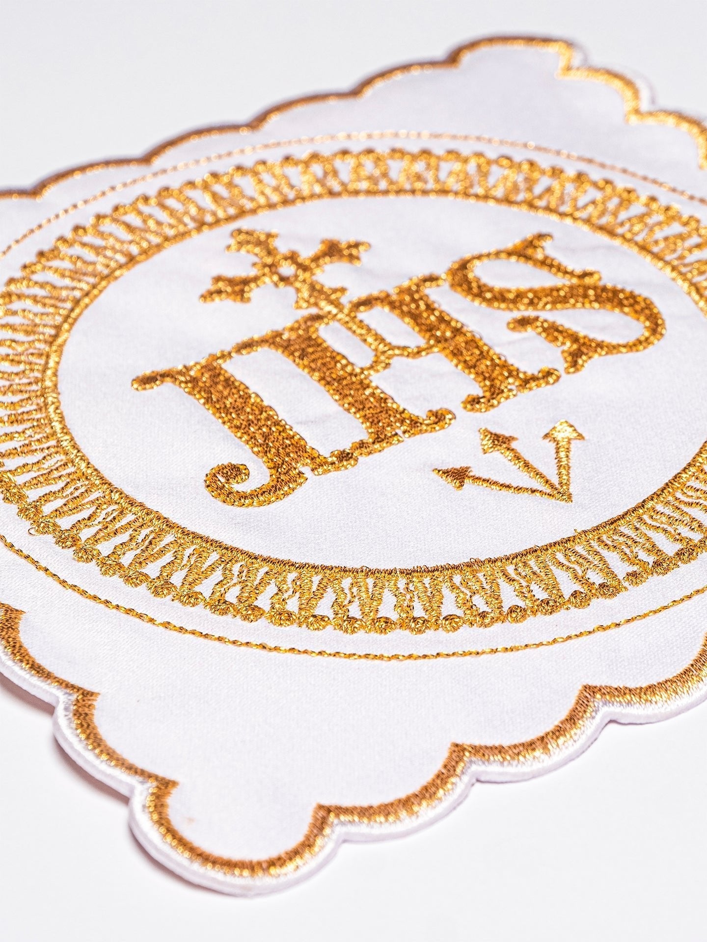 Conjunto de alfaias litúrgicas em linho branco com bordado dourado IHS.