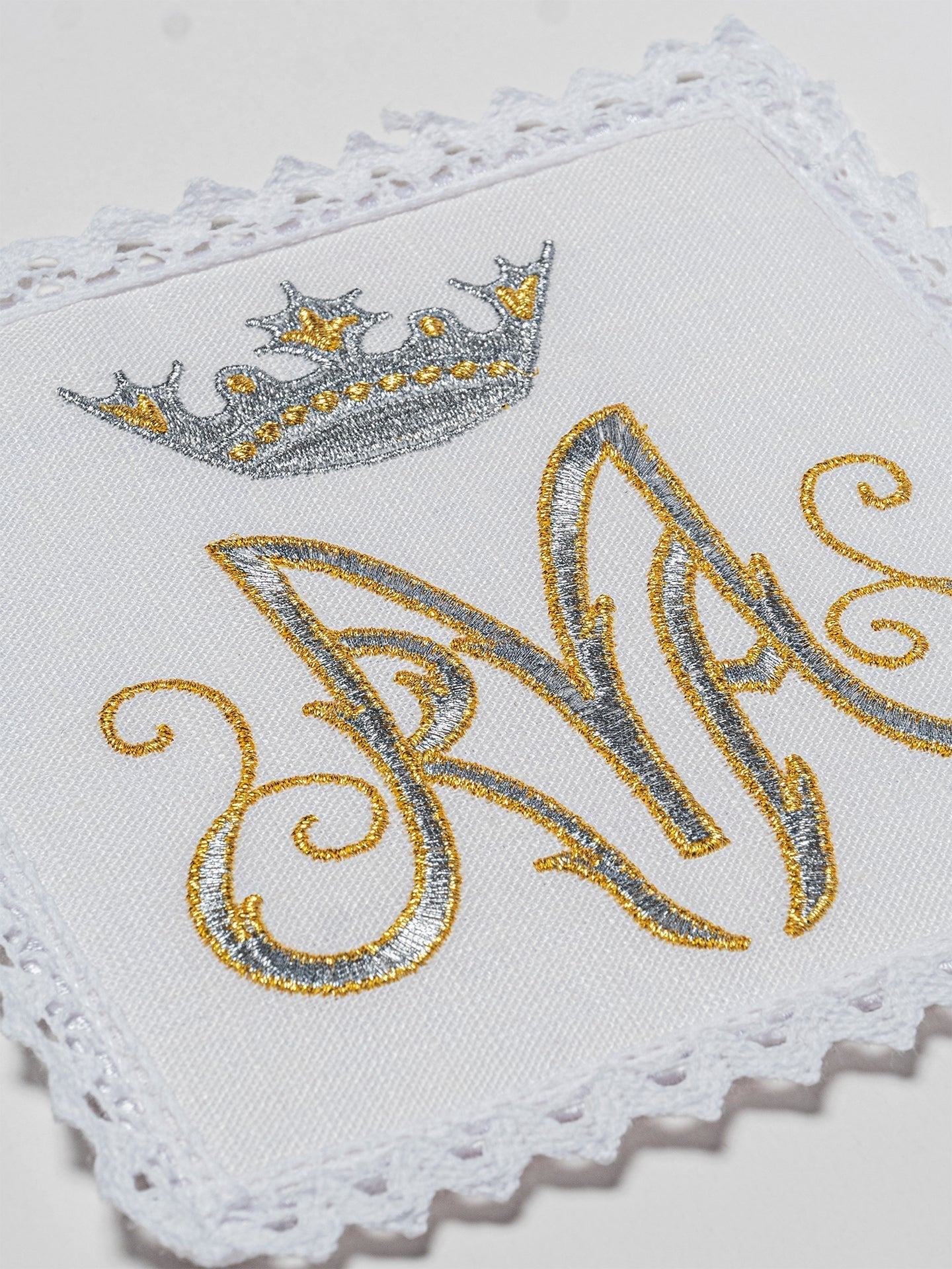 Conjunto de alfaias litúrgicas em linho mariano com bordado dourado de Maria com coroa