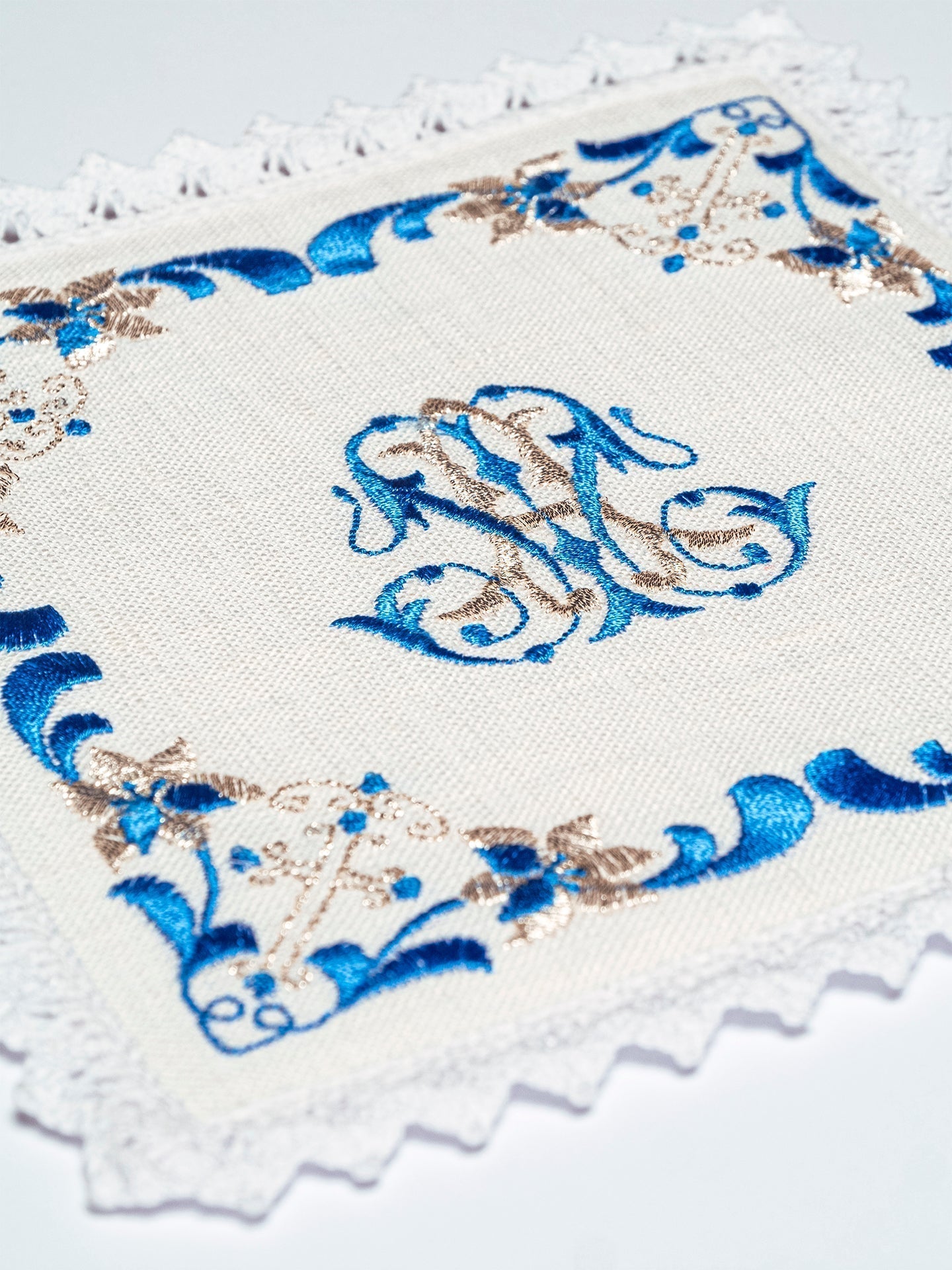 Conjunto de alfaias litúrgicas em linho com bordado mariano azul
