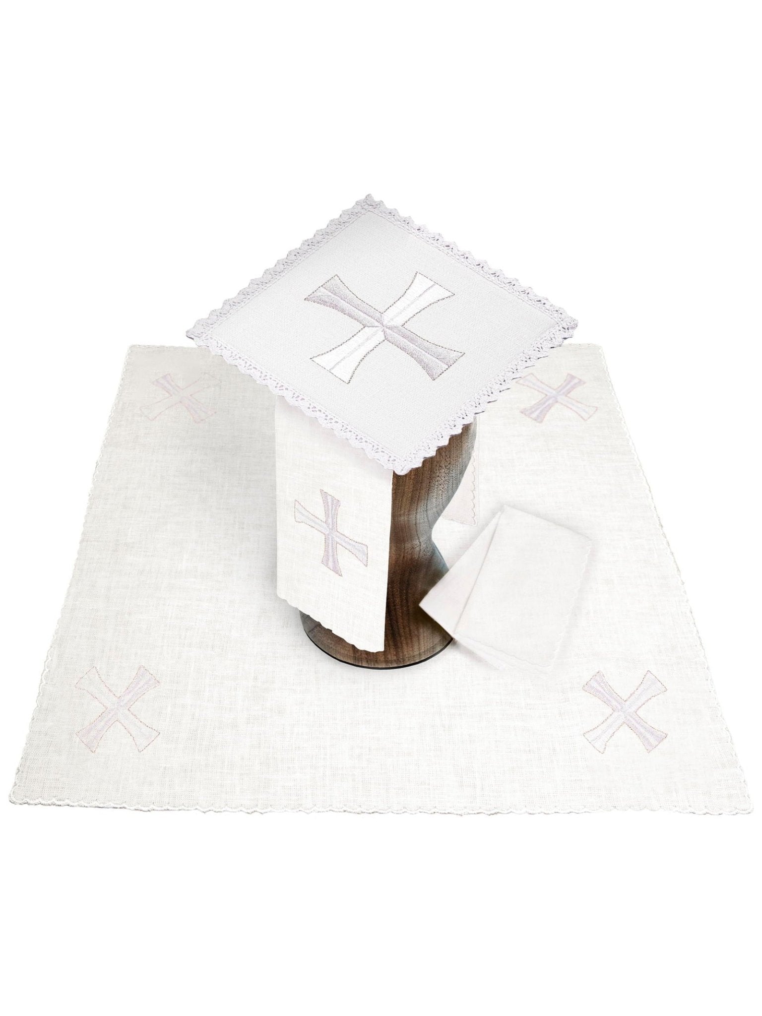 Conjunto de alfaias litúrgicas com delicado bordado de cruz