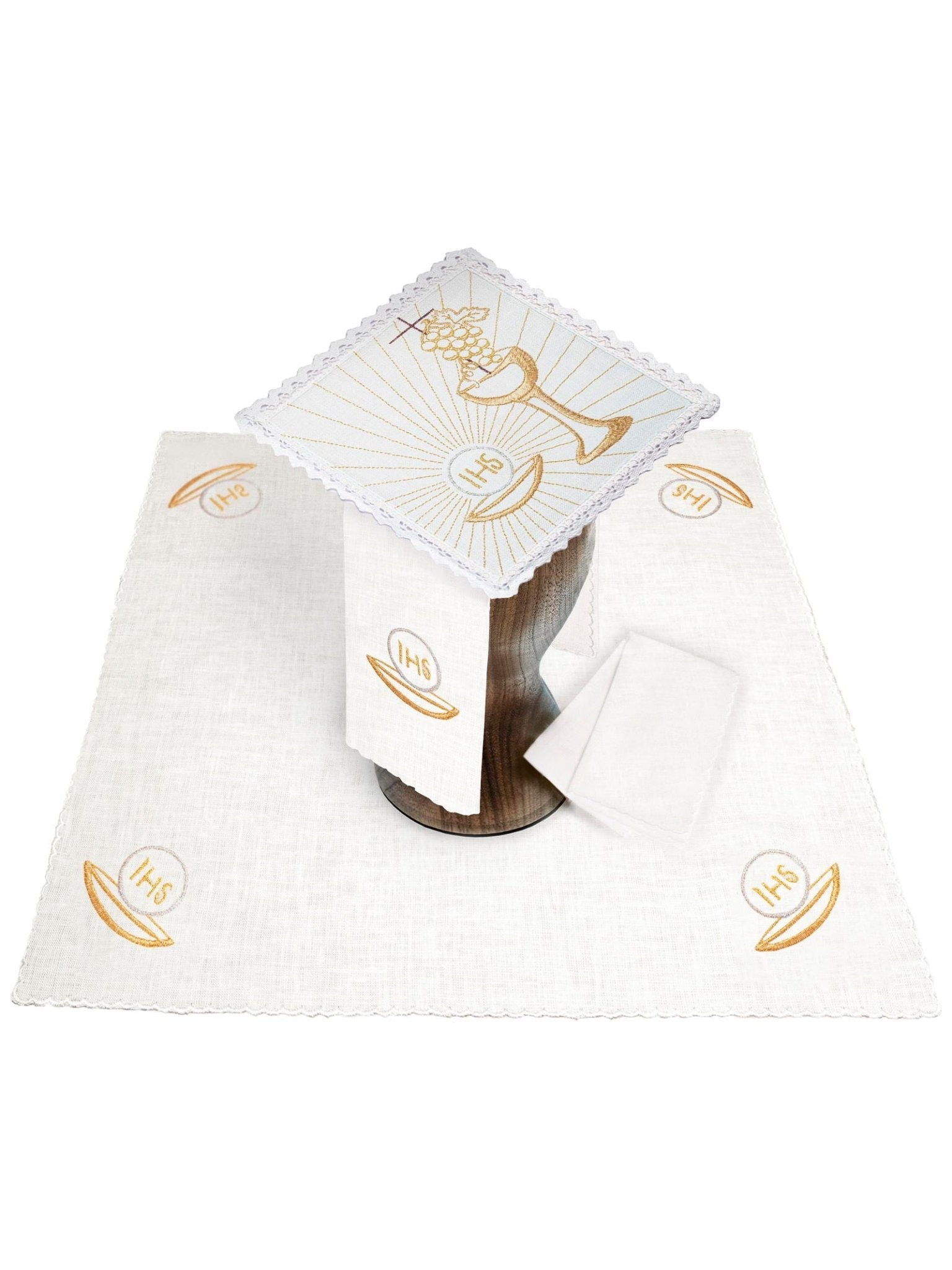 Conjunto de alfaias litúrgicas em linho branco com bordado dourado de cálice e hóstia