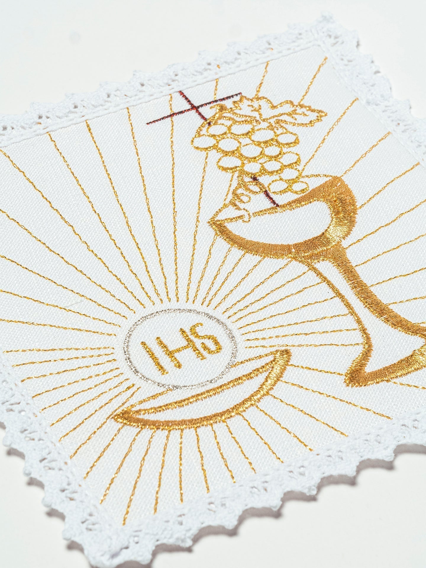 Conjunto de alfaias litúrgicas em linho branco com bordado dourado de cálice e hóstia