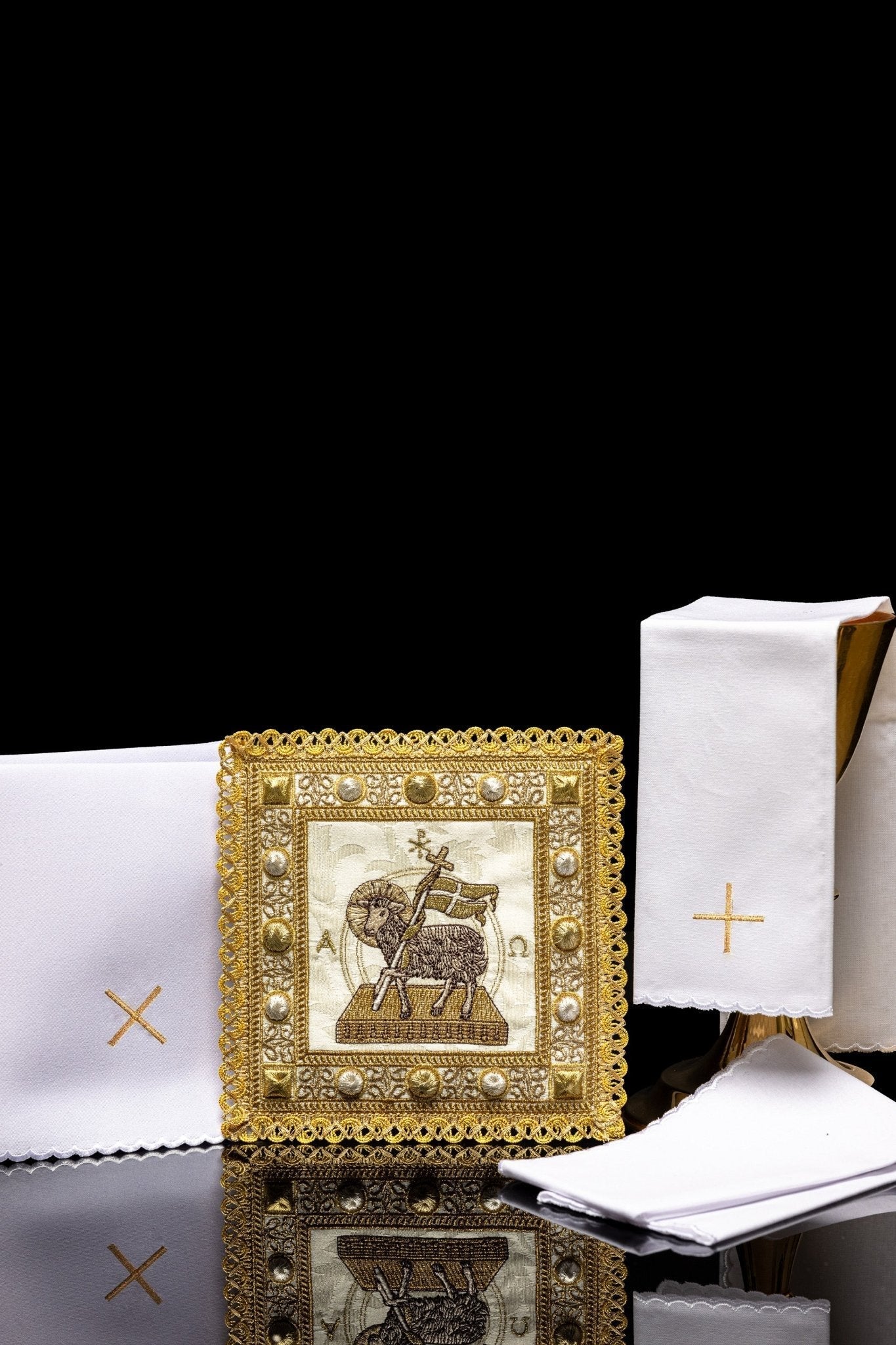 Conjunto de alfaias litúrgicas de quatro peças, ideal como oferta de altar ou presente para o sacerdote.
