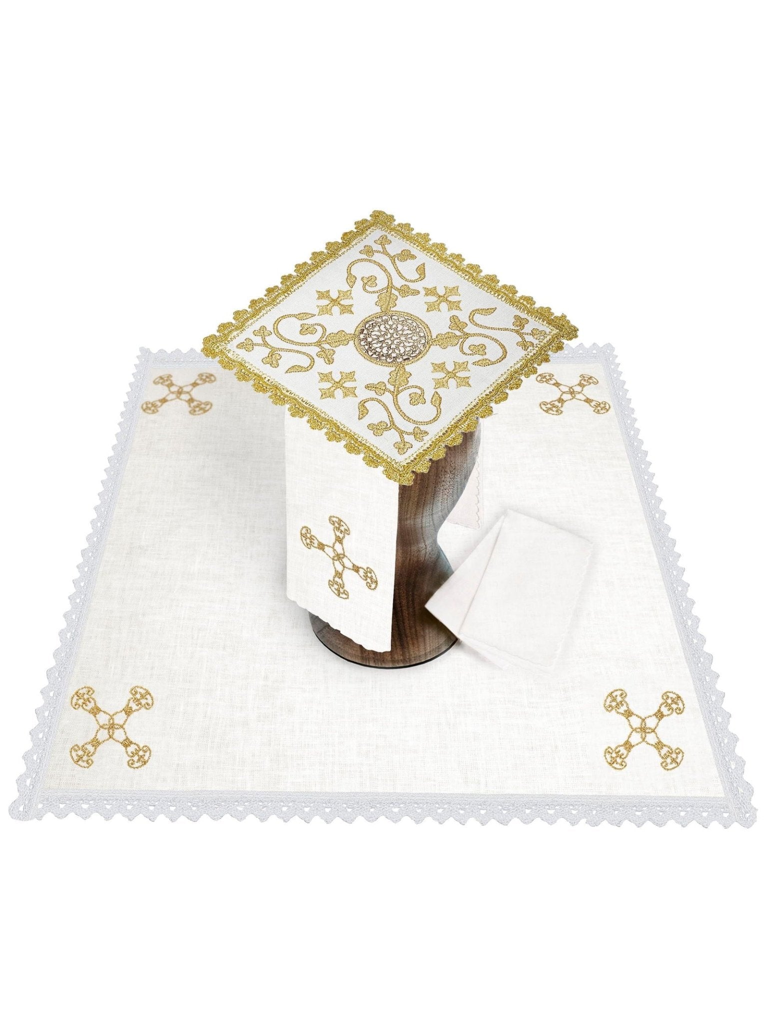 Conjunto de alfaias litúrgicas ricamente bordado