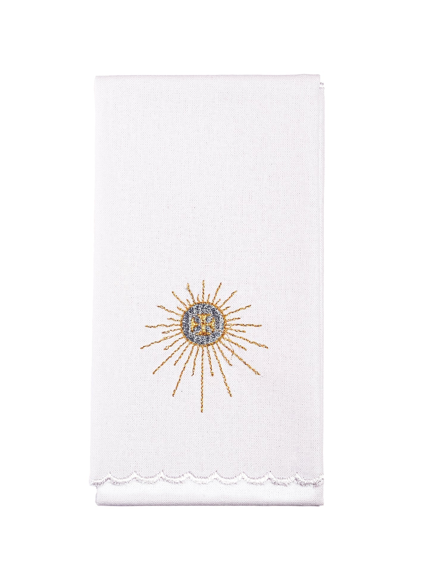 Conjunto de alfaias litúrgicas brancas com bordado eucarístico em fios dourados e prateados, incluindo pala, corporal, sanguíneo e manutérgio.