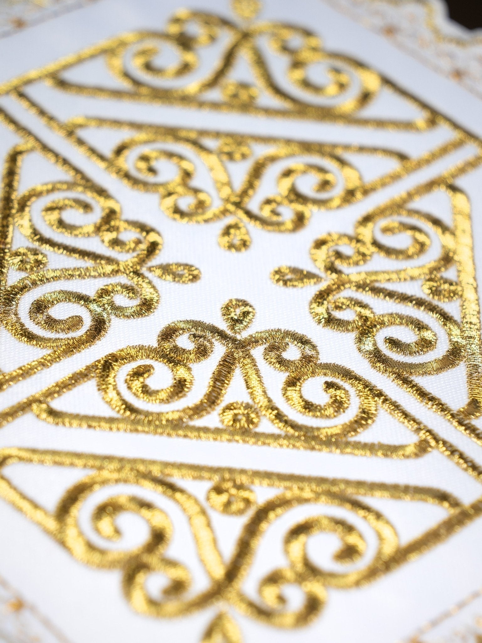Conjunto de alfaias litúrgicas com motivo de cruz em bordado dourado