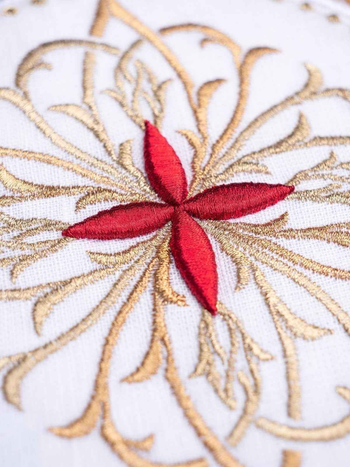 Conjunto de alfaias litúrgicas em linho com cruz floral vermelha na pala redonda