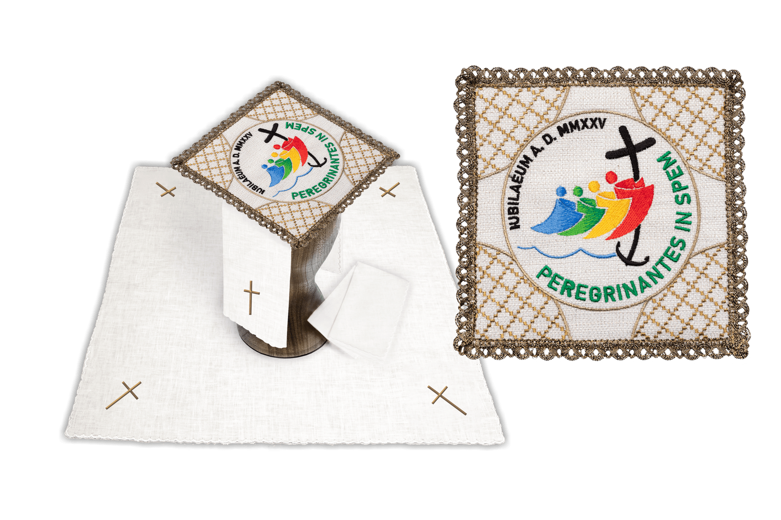 Conjunto de alfaias litúrgicas com o logo Jubileu Roma 2025