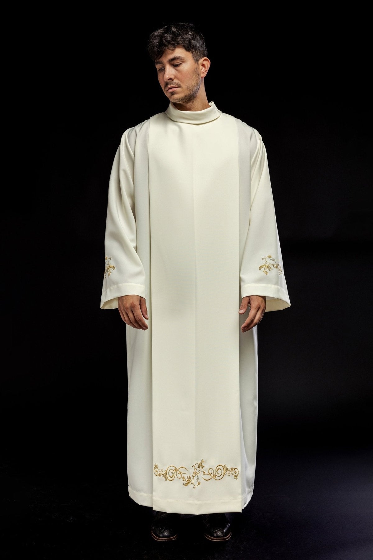 Alva sacerdotal lisa creme com gola alta e bordado floral, vista frontal completa