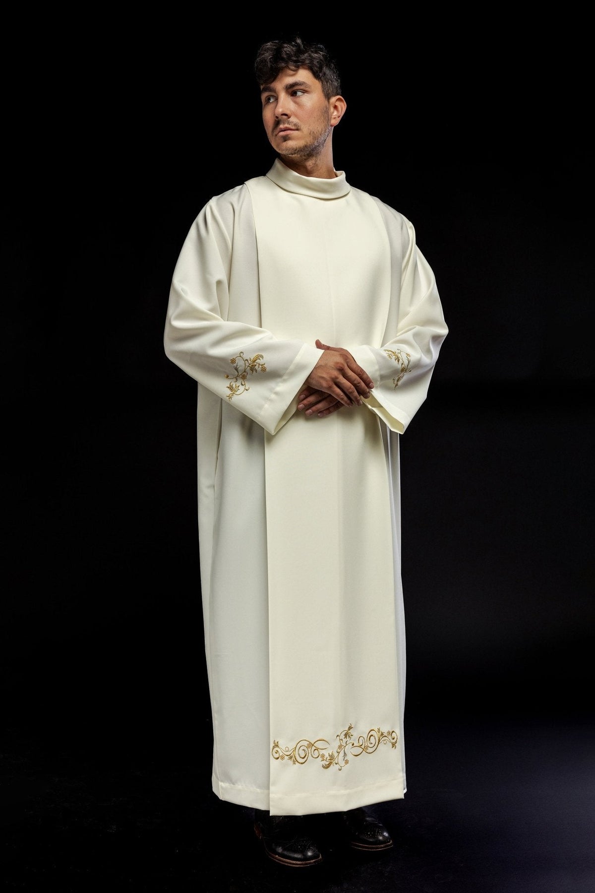 Alva sacerdotal creme vista frontal, com bordados florais nas mangas e na barra