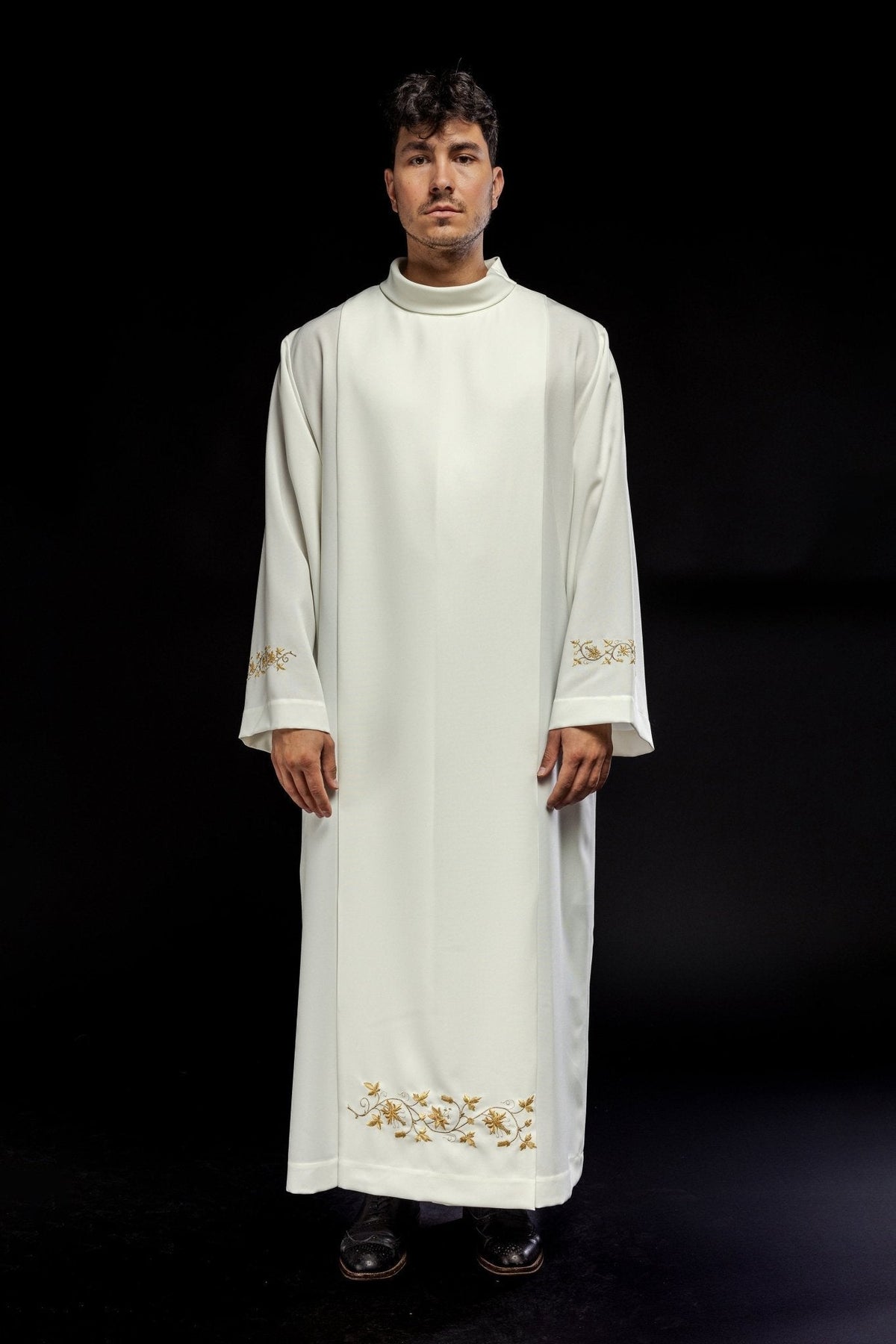 Alva sacerdotal bordada com gola alta creme, vista frontal completa, com bordados florais dourados nas mangas e na barra