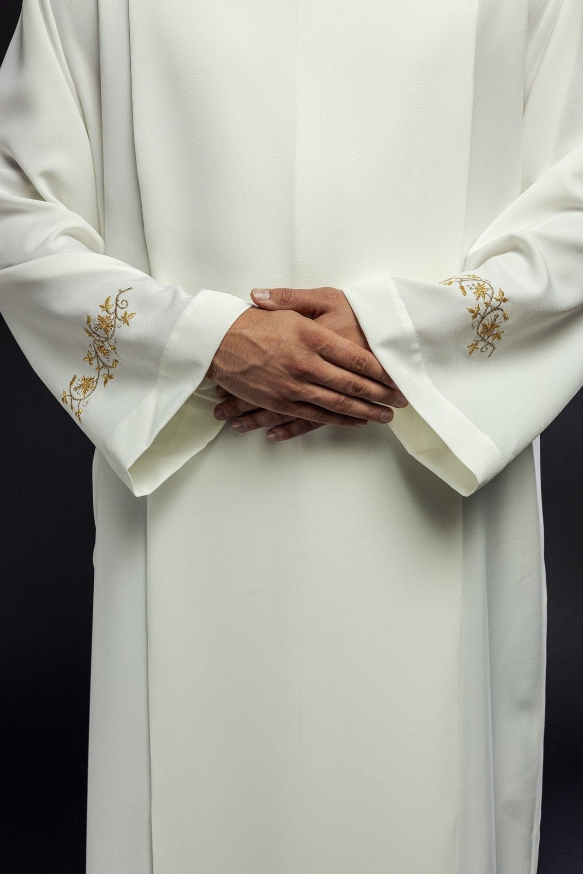 Alva sacerdotal creme, vista aproximada das mangas com bordados florais dourados