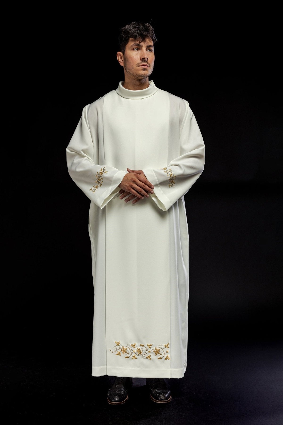 Alva sacerdotal creme, vista frontal completa com gola alta e bordados dourados
