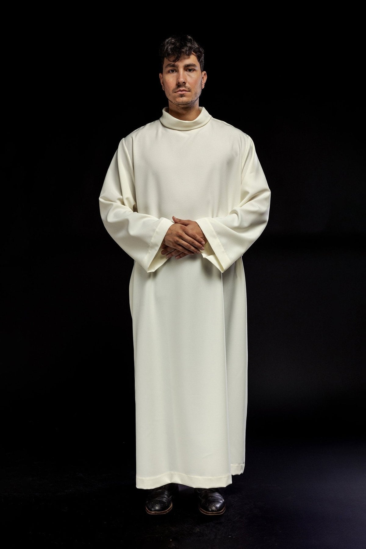 Alva sacerdotal creme vista frontal com mangas amplas e punhos largos