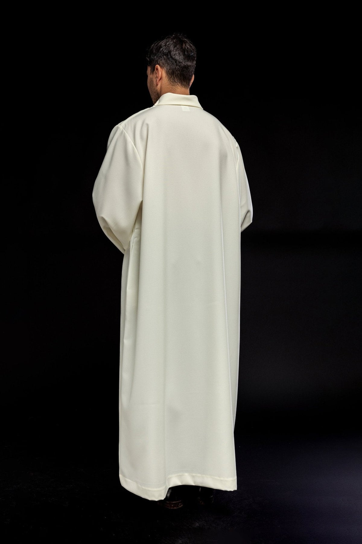 Alva sacerdotal creme vista traseira completa, com corte reto e barra lisa