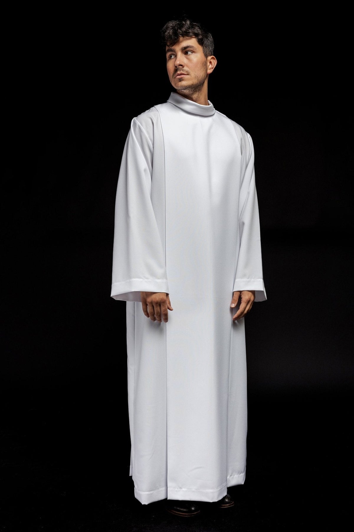 Alva sacerdotal branca com gola alta e corte liso, vista frontal completa