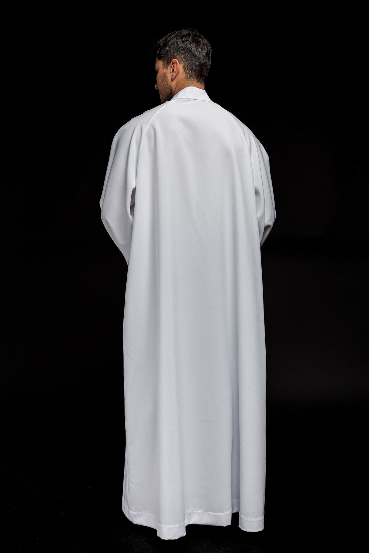 Alva sacerdotal branca com zíper frontal, vista posterior completa