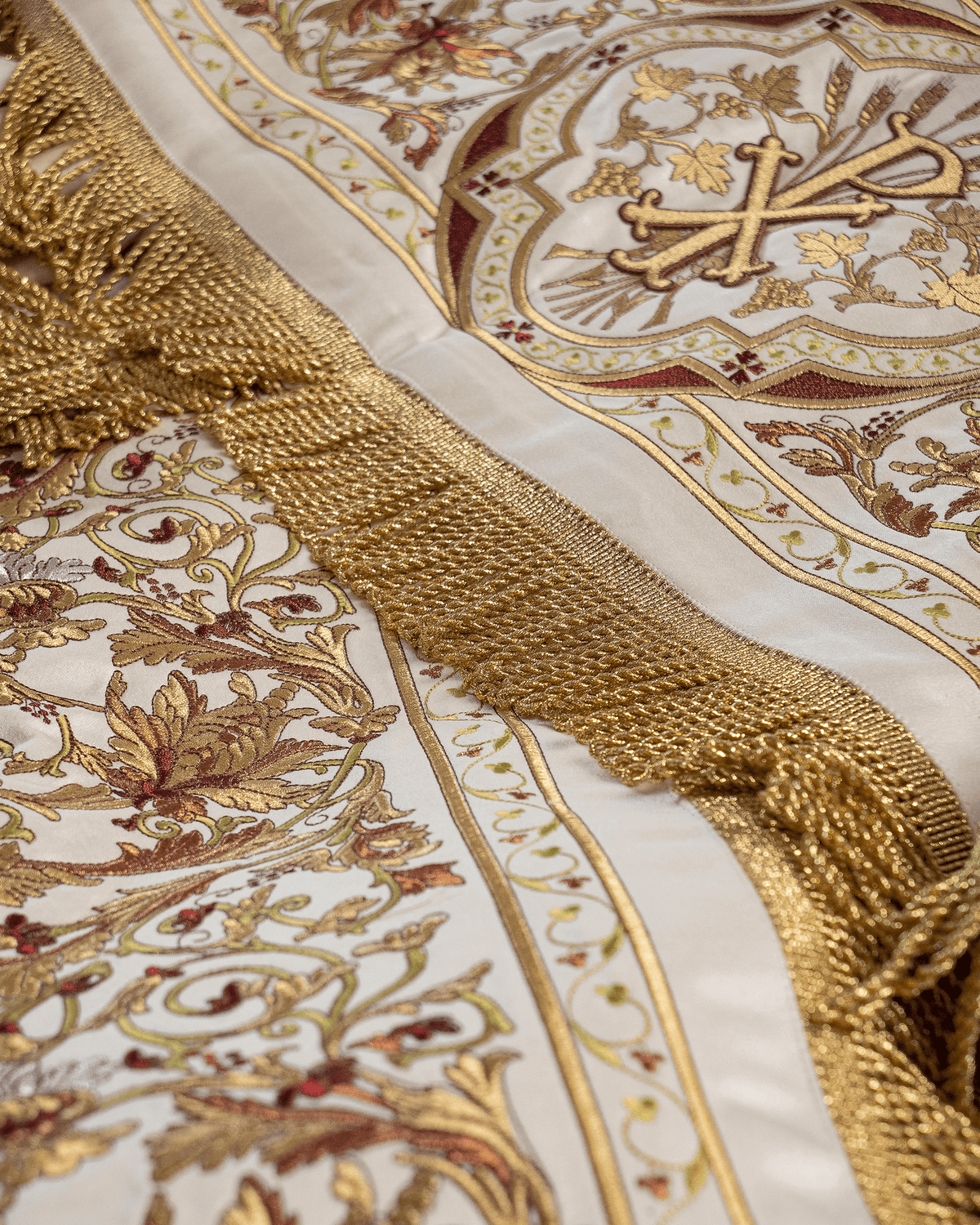 Pálio processional com detalhe das franjas douradas e arabescos bordados