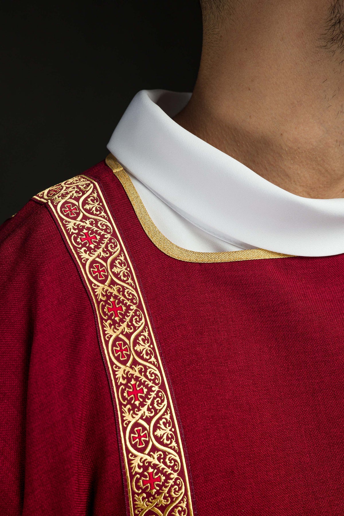 Dalmática vermelha, detalhe da gola e da passamanaria jacquard com cruzes