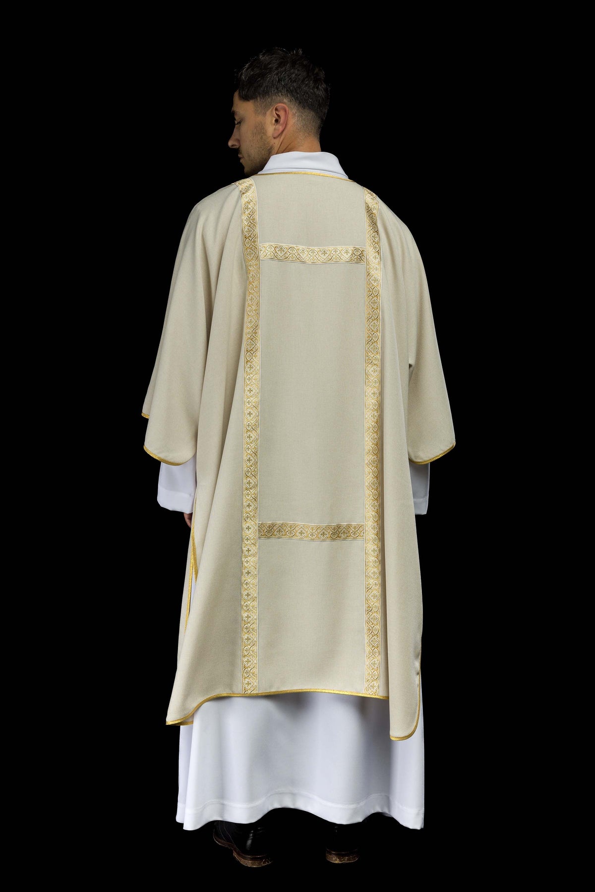 Dalmática creme com fitas jacquard douradas, vista posterior