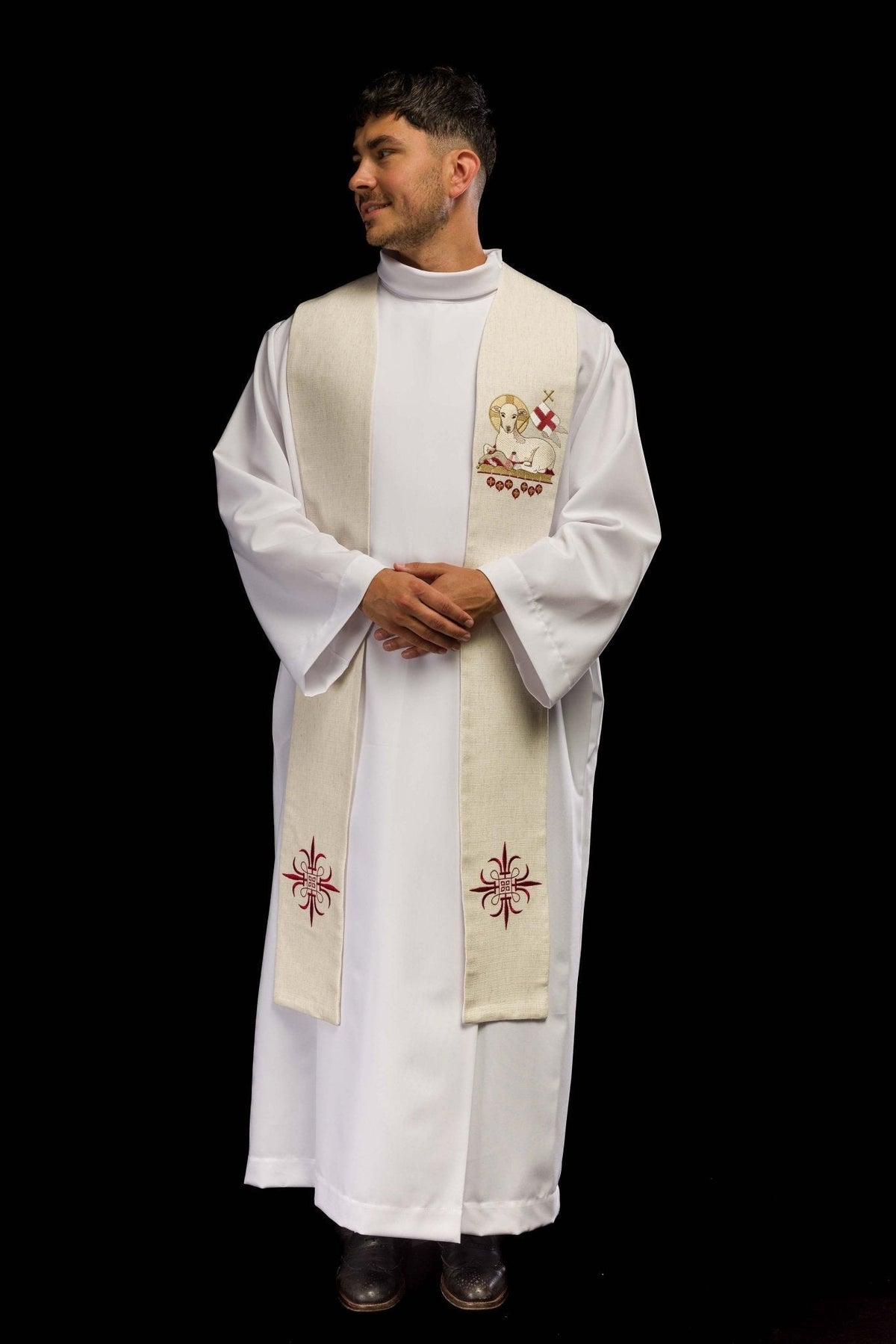 Estola pascal marfim usada em vista frontal, com Cordeiro de Deus e cruzes vermelhas bordadas