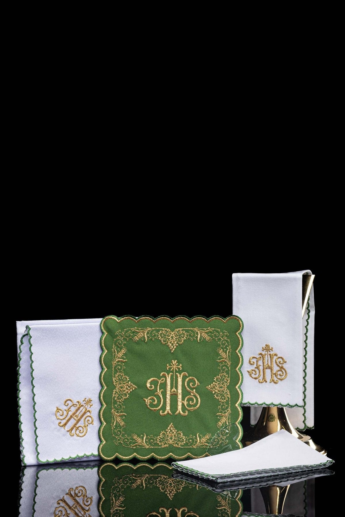 Conjunto de alfaias para cálice verde com bordado IHS, peças brancas e verdes com bordado dourado