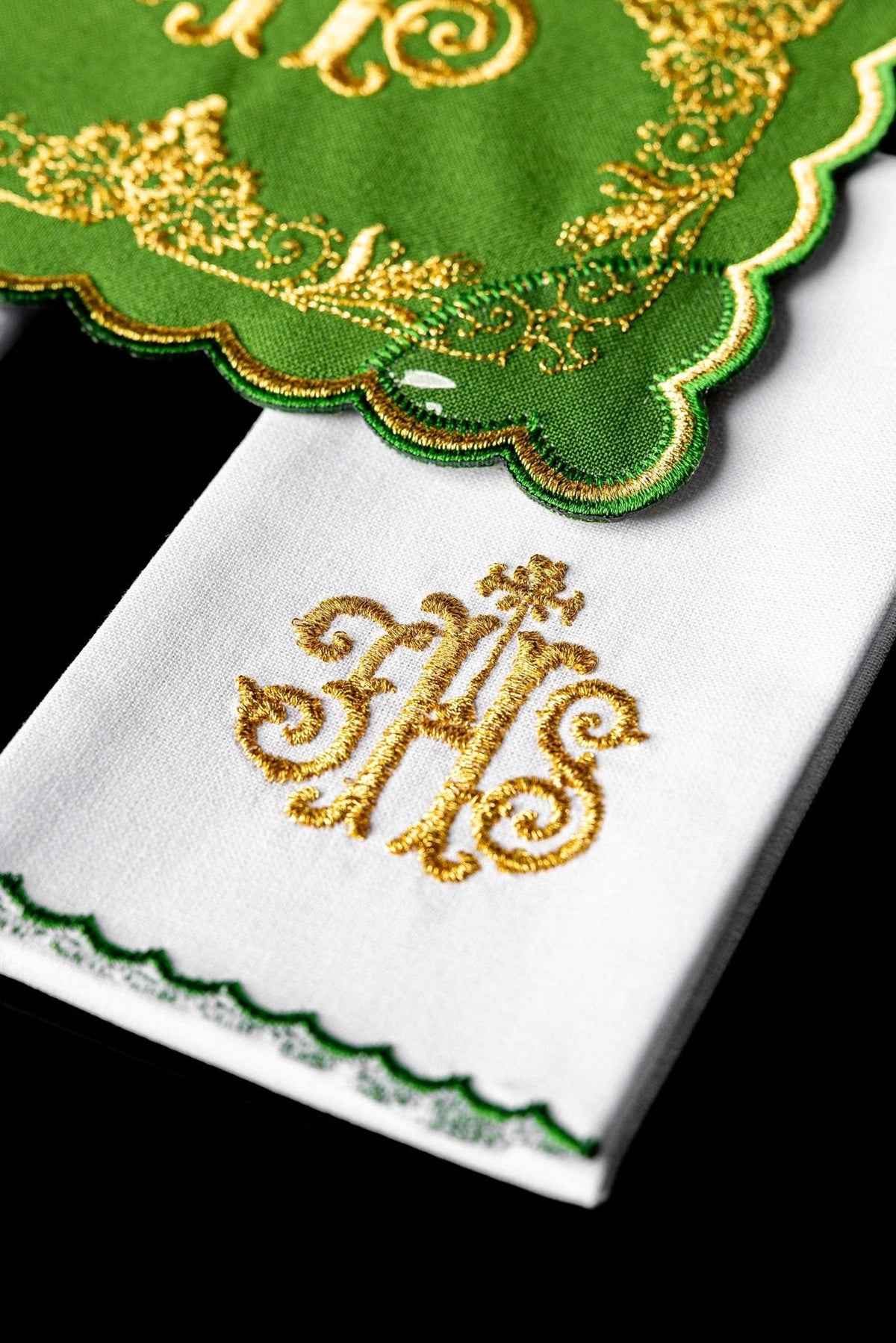 Detalhe da pala verde com bordado dourado e manustérgio branco com monograma IHS