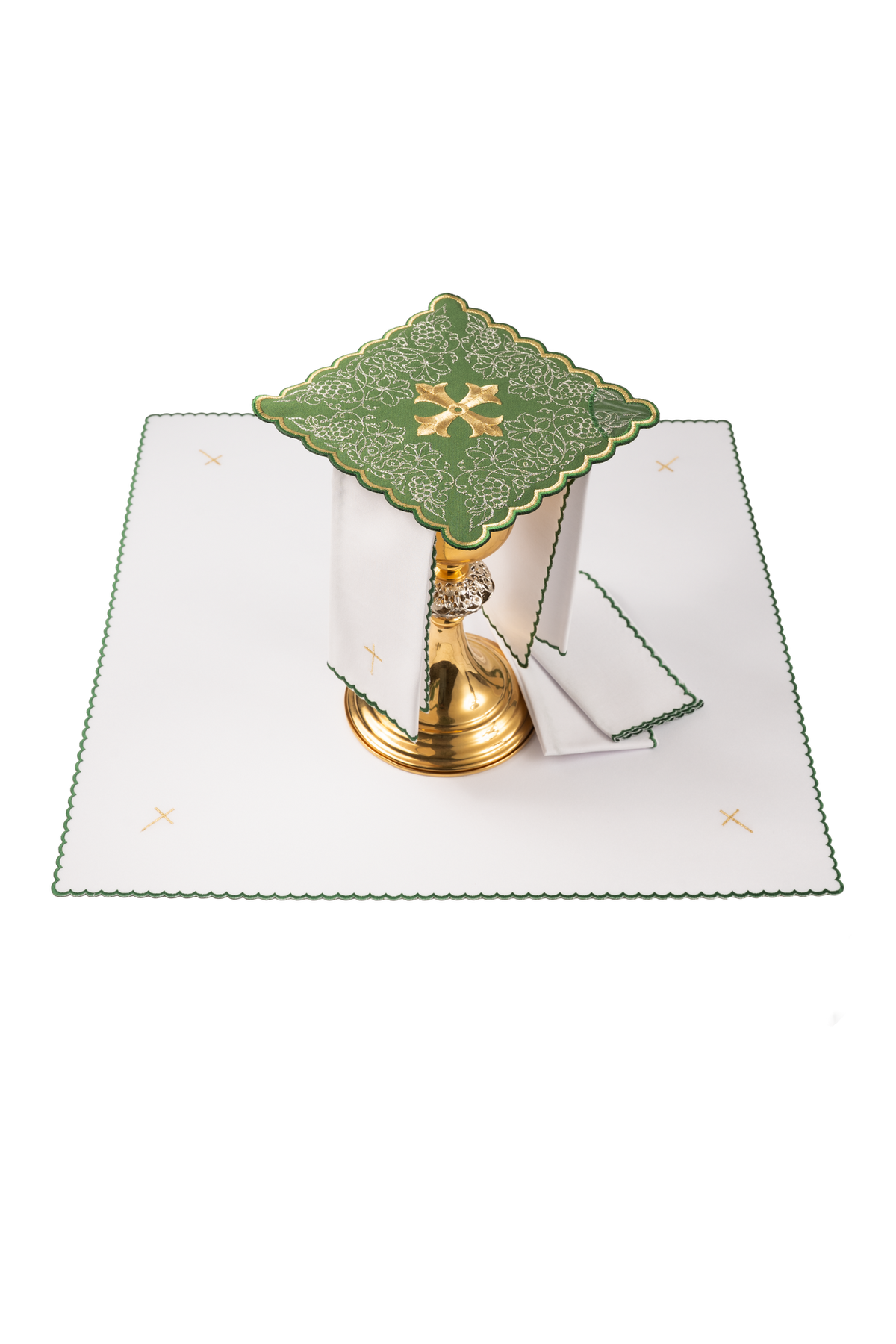 Conjunto de alfaias litúrgicas bordado com cruz verde, vista do conjunto branco com detalhes verdes e dourados