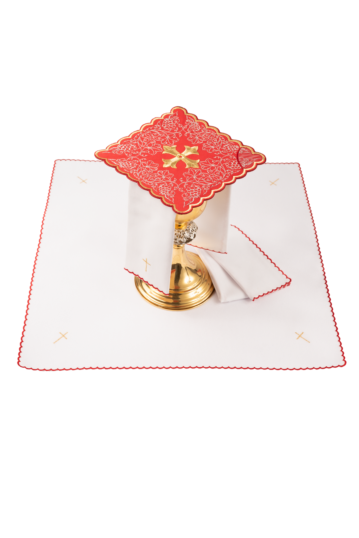 Conjunto de alfaias litúrgicas bordado com motivo de cruz vermelho, com peças brancas e detalhe vermelho