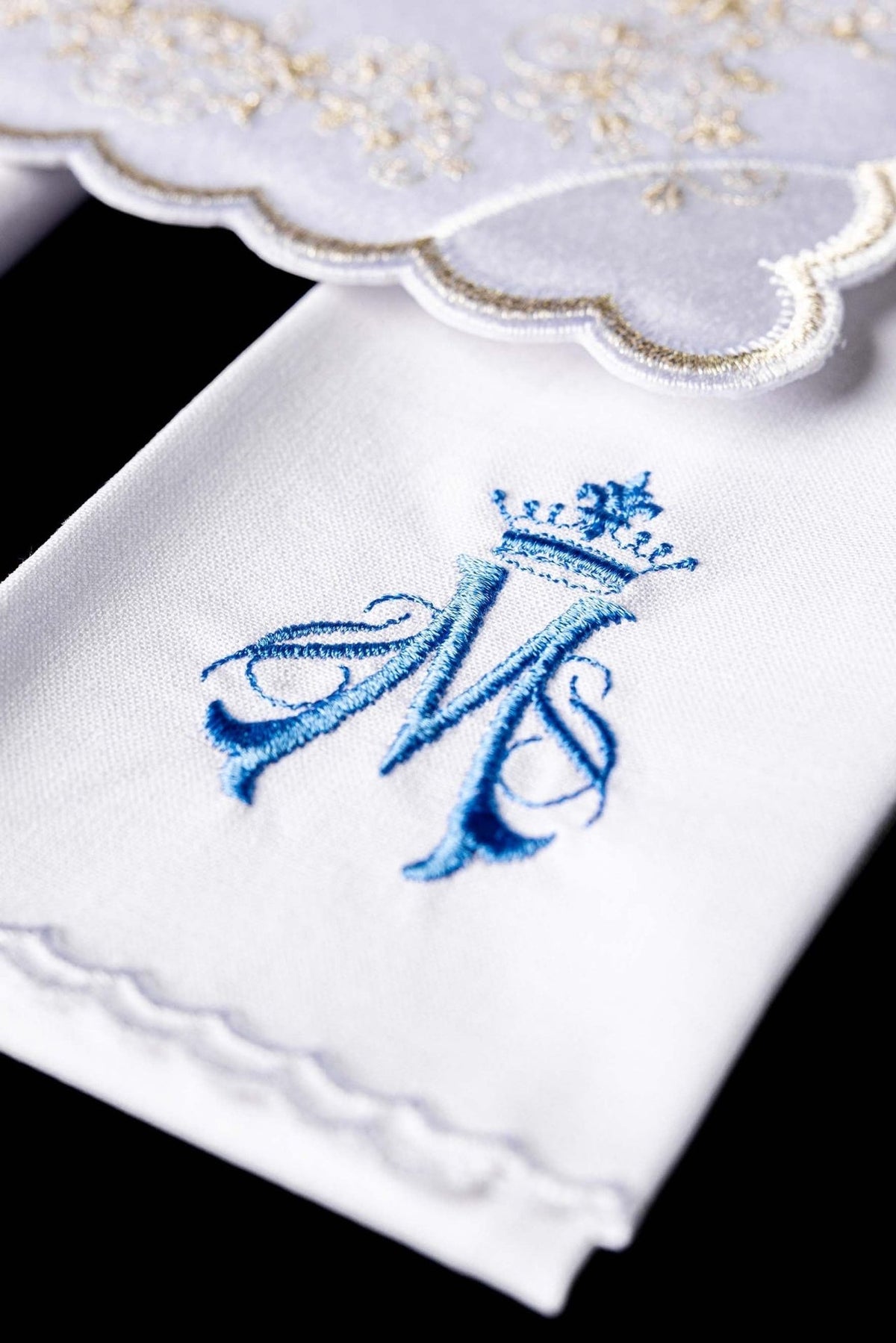 Sanguíneo branco com bordado mariano azul e acabamento recortado
