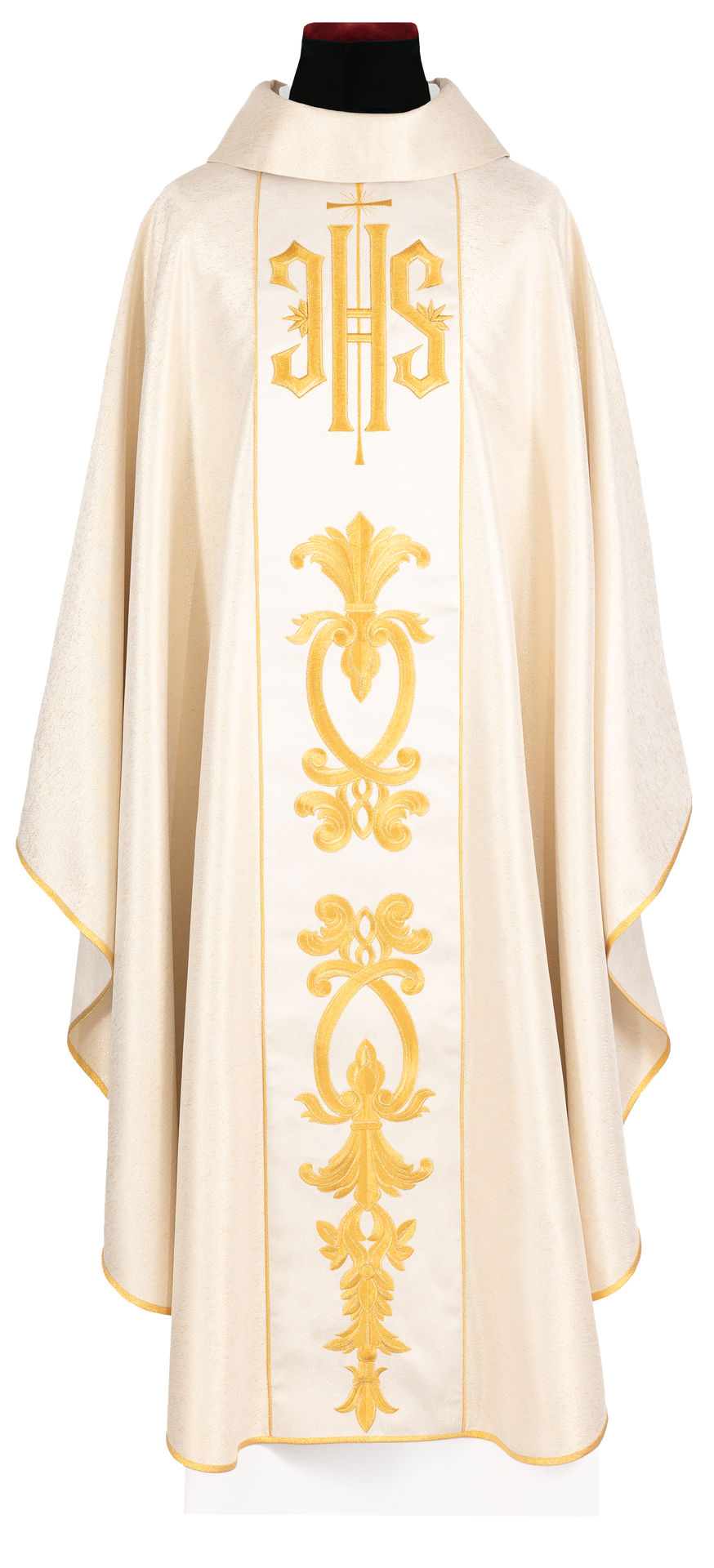 Casula dourada ricamente ornamentada com motivo dourado e faixa larga com IHS, vista frontal