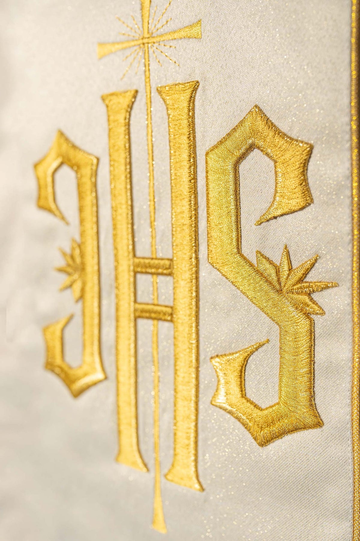 Casula dourada, close-up do bordado IHS em dourado