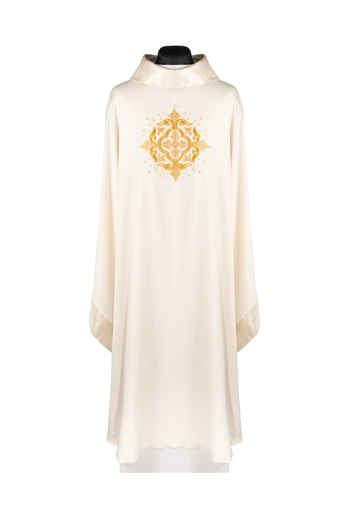 Casula litúrgica creme com bordado de cruz, vista frontal com bordado dourado e detalhes no colarinho e mangas