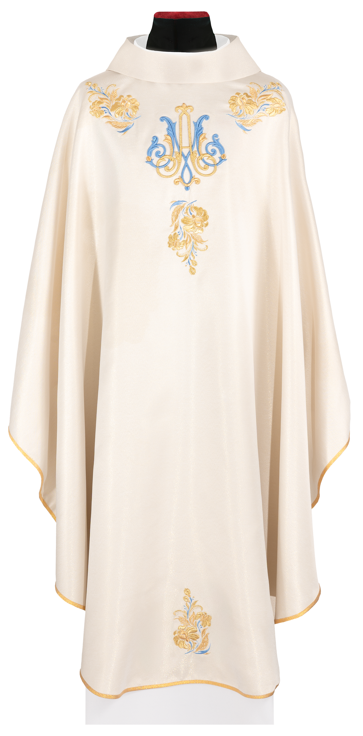 Casula creme bordada com motivo mariano, vista frontal com monograma azul e dourado e flores